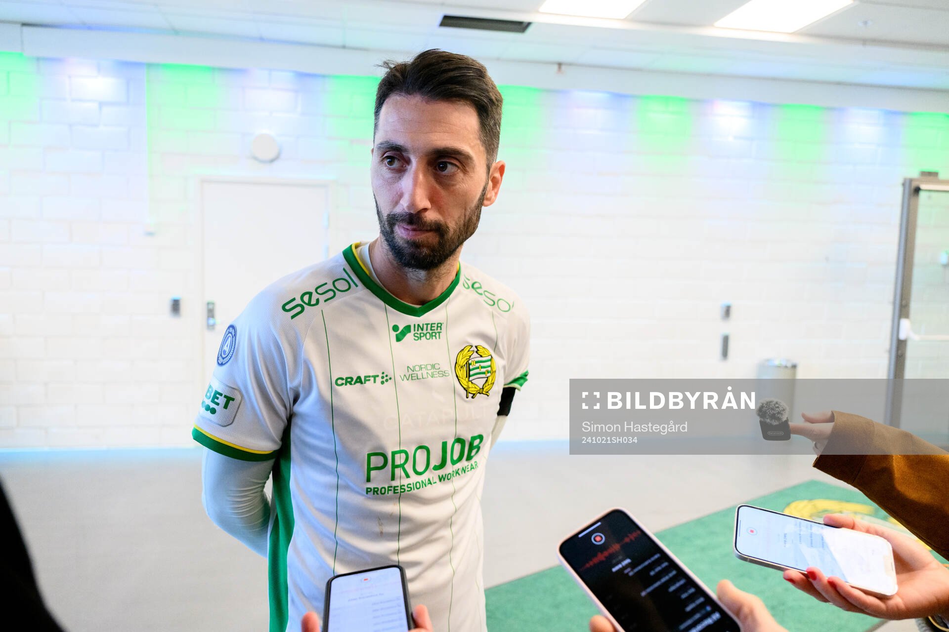 Hammarbys Nahir Besara blir intervjuad