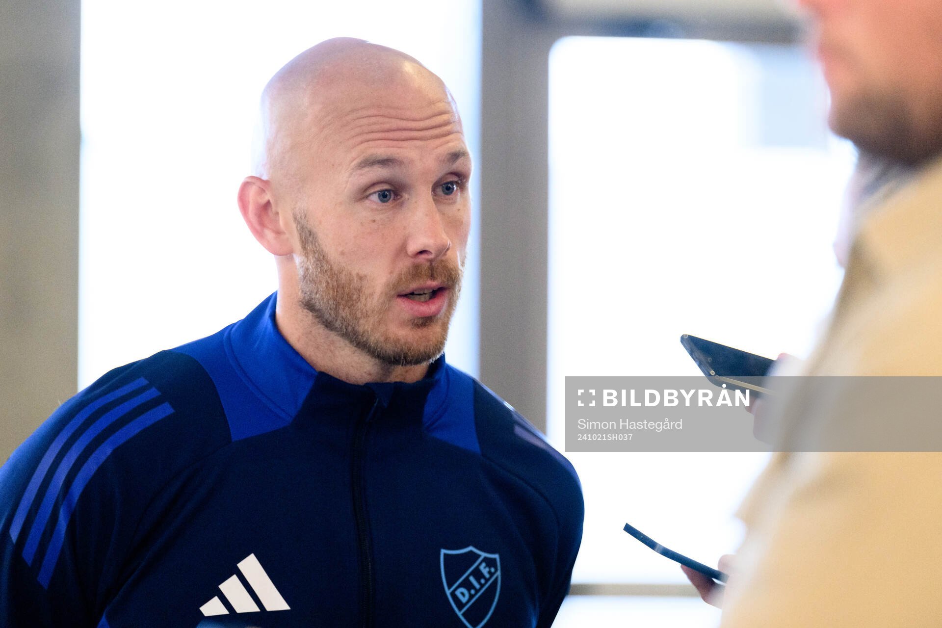 Djurgårdens Magnus Eriksson blir intervjuad