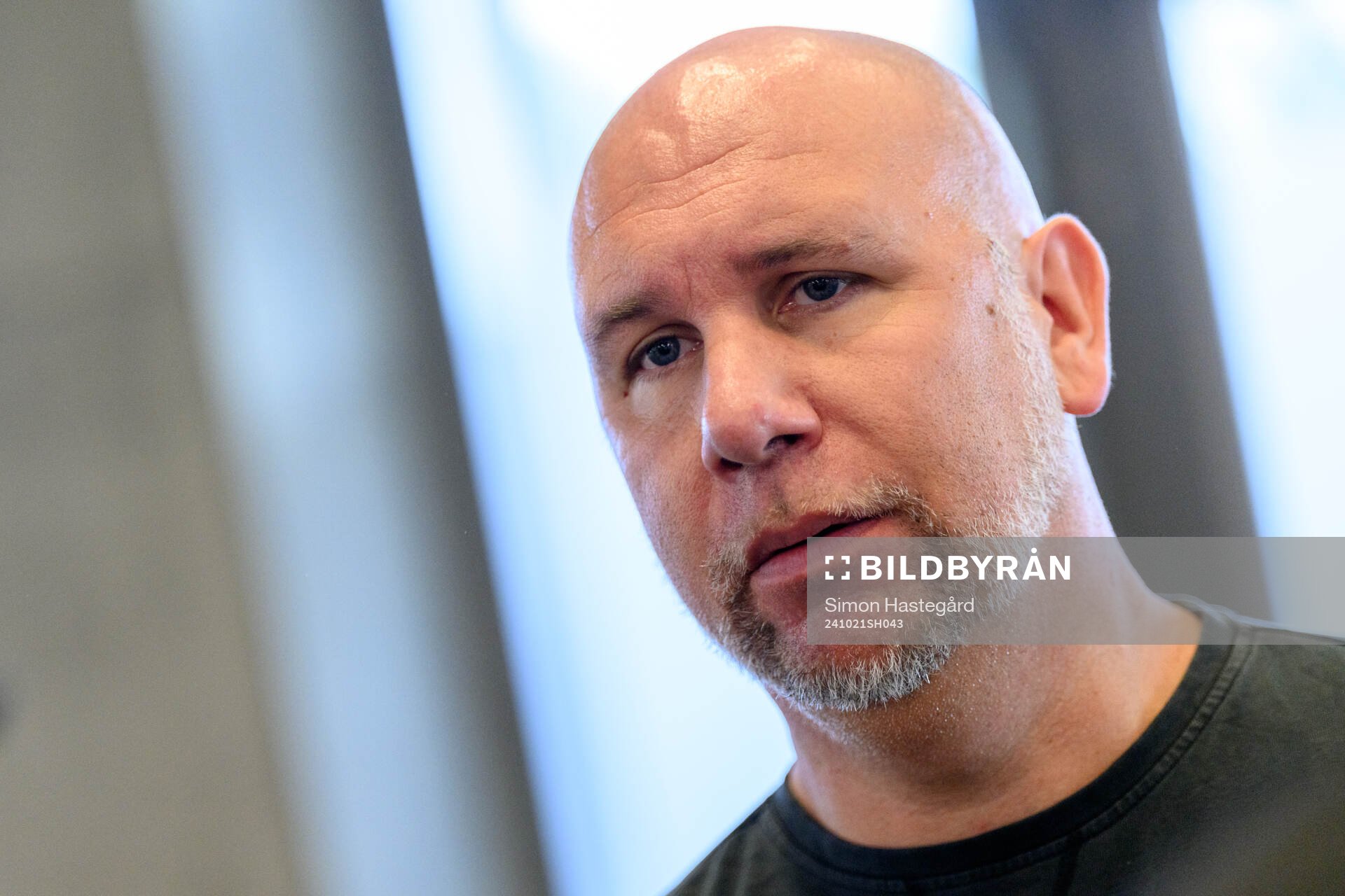 Hammarbys sportchef Mikael Hjelmberg blir intervjuad