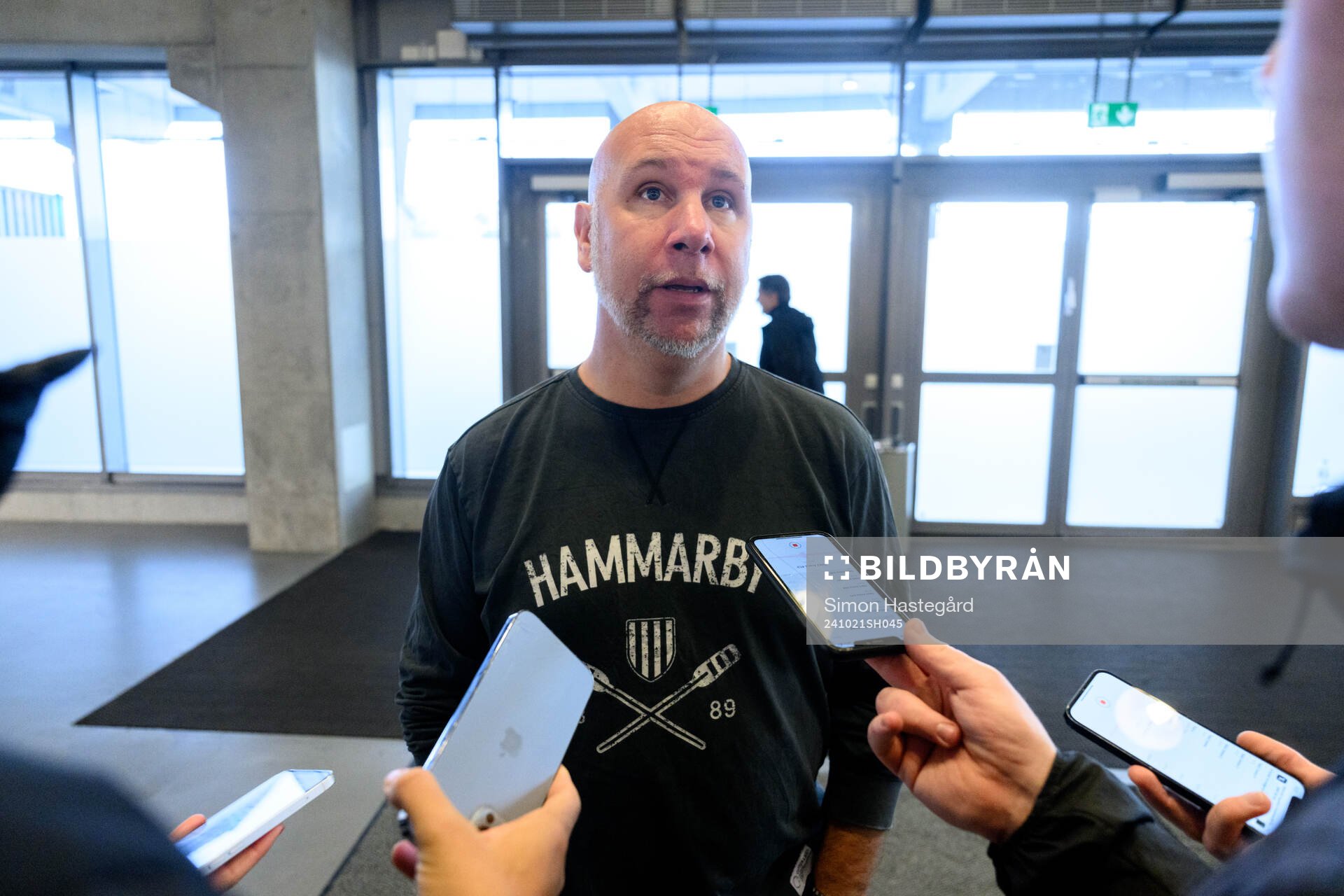 Hammarbys sportchef Mikael Hjelmberg blir intervjuad efter fotbollsmatchen i Allsvenskan mellan Hammarby och Djurgården den 21 oktober 2024 i Stockholm.