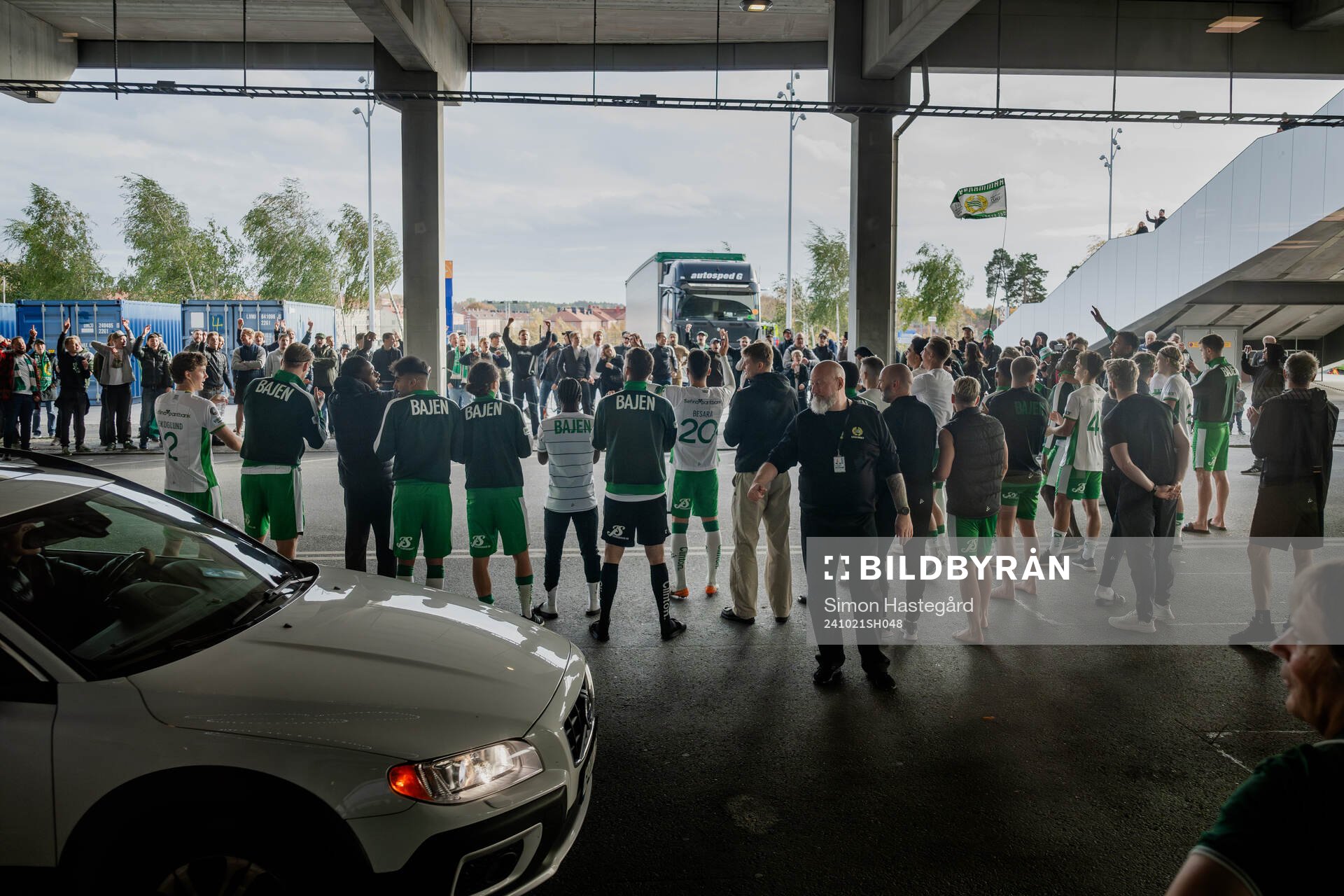 Hammarbys spelare och supportrar jublar utanför Tele2 Arena