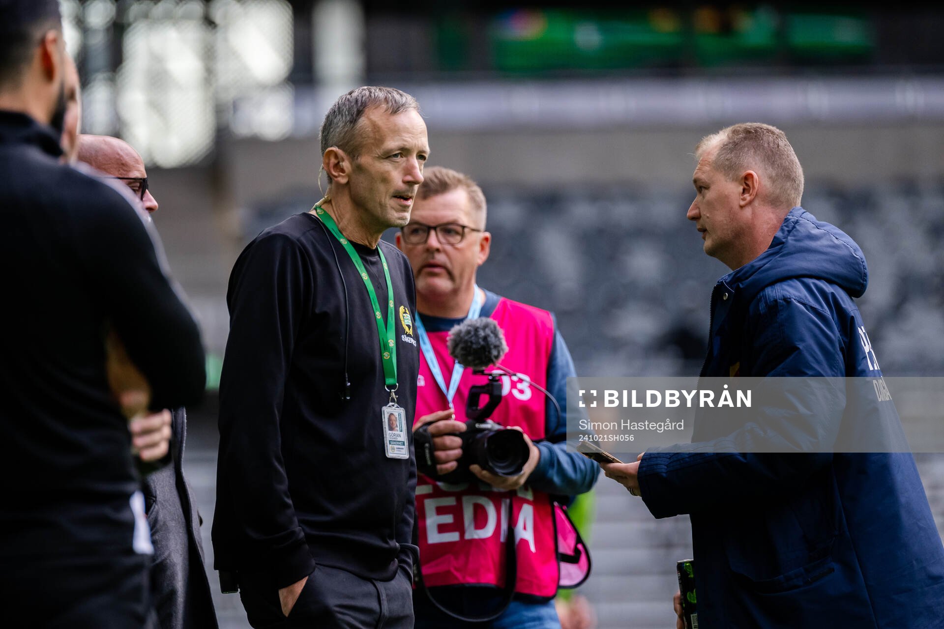 Hammarbys säkerhetsansvarige Göran Rickmer och Djurgårdens säkerhetsansvarige Mats Jonsson inför fotbollsmatchen i Allsvenskan mellan Hammarby och Djurgården den 21 oktober 2024 i Stockholm.