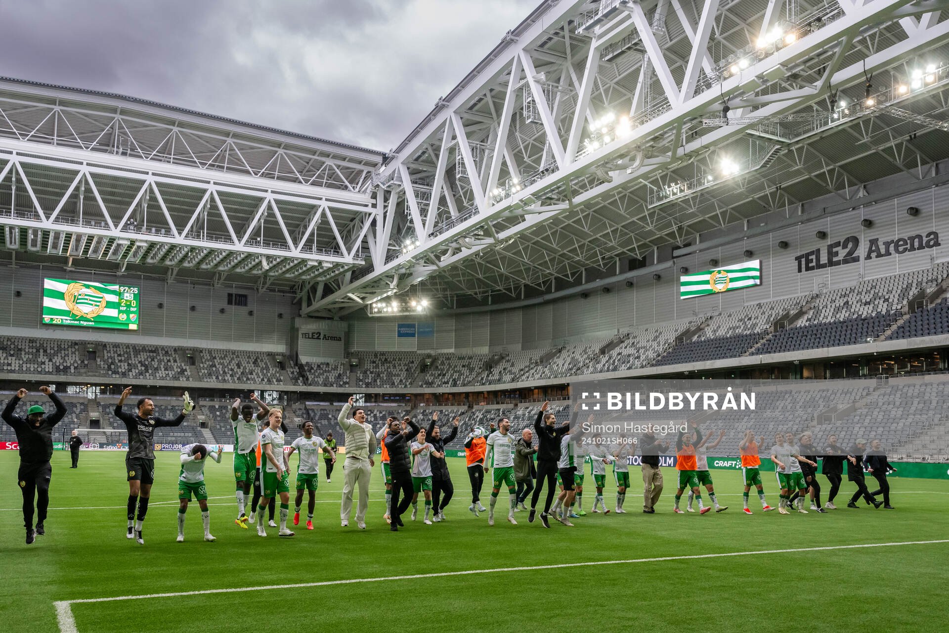 Hammarbys spelar jublar efter fotbollsmatchen i Allsvenskan mellan Hammarby och Djurgården den 21 oktober 2024 i Stockholm. 