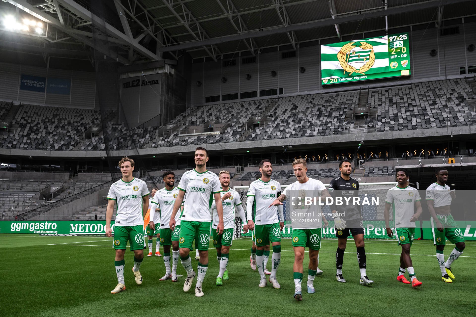 Hammarbys spelar jublar efter fotbollsmatchen i Allsvenskan mellan Hammarby och Djurgården den 21 oktober 2024 i Stockholm. 