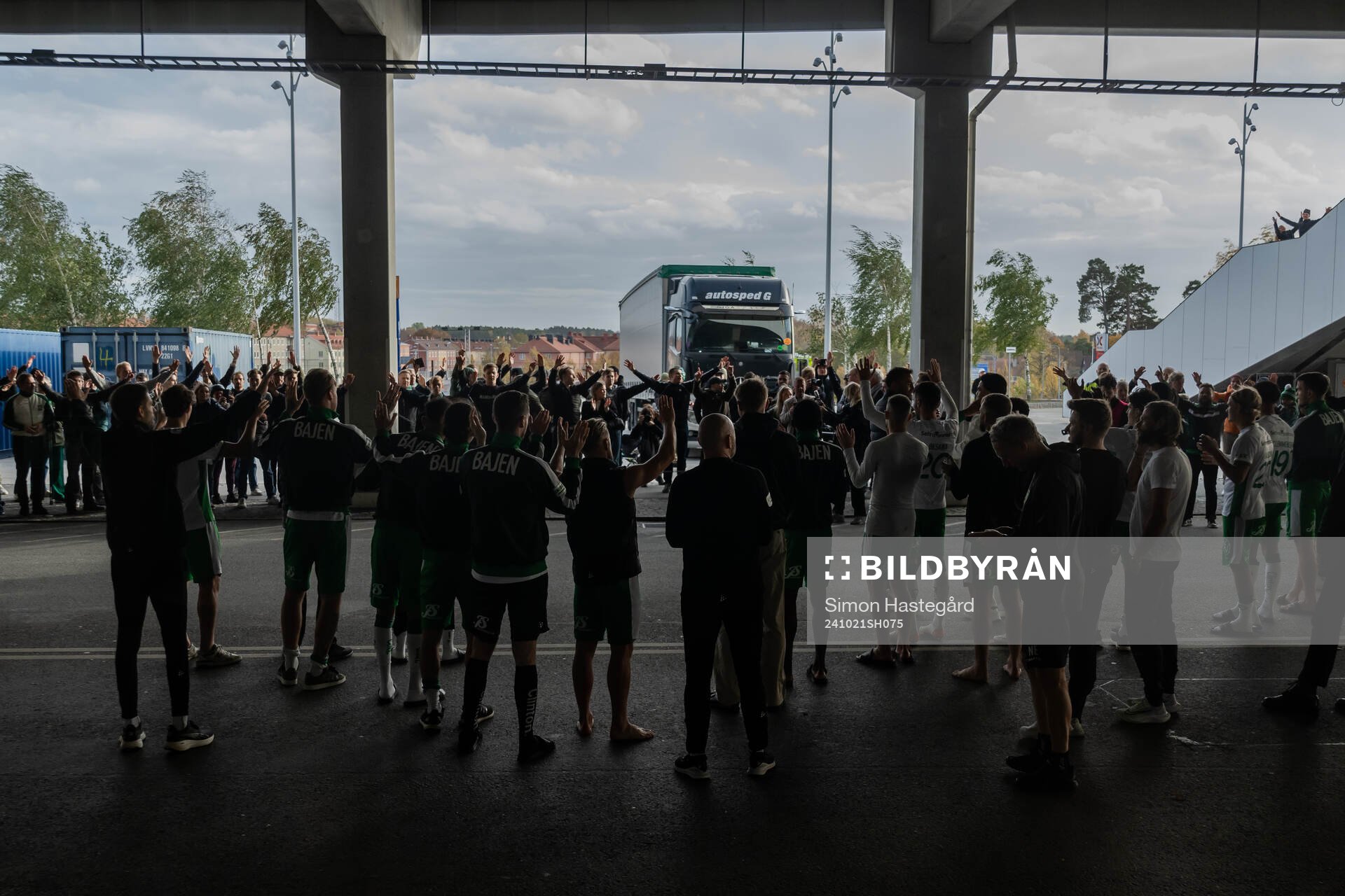 Hammarbys spelare och supportrar jublar utanför Tele2 Arena