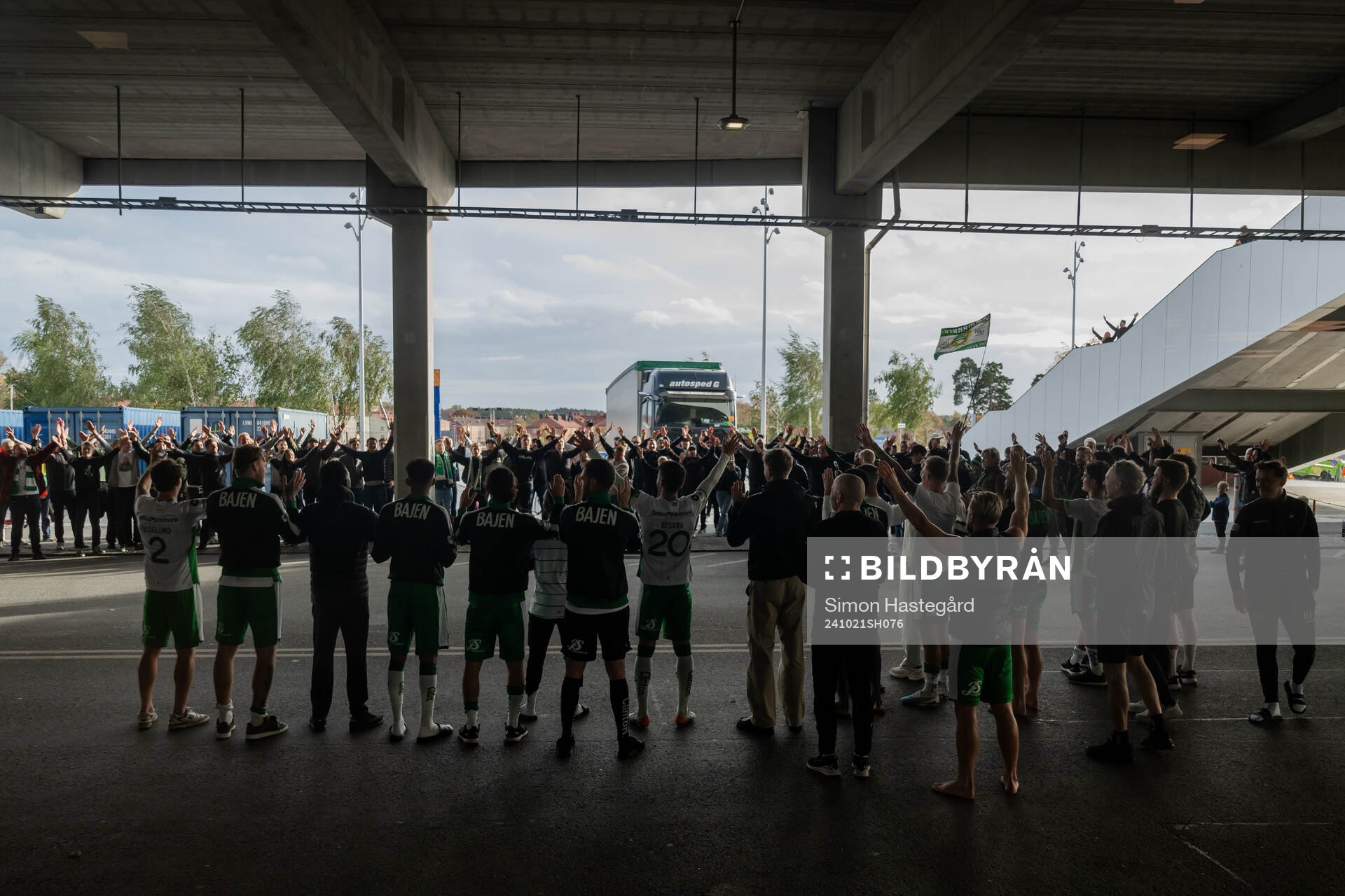 Hammarbys spelare och supportrar jublar utanför Tele2 Arena