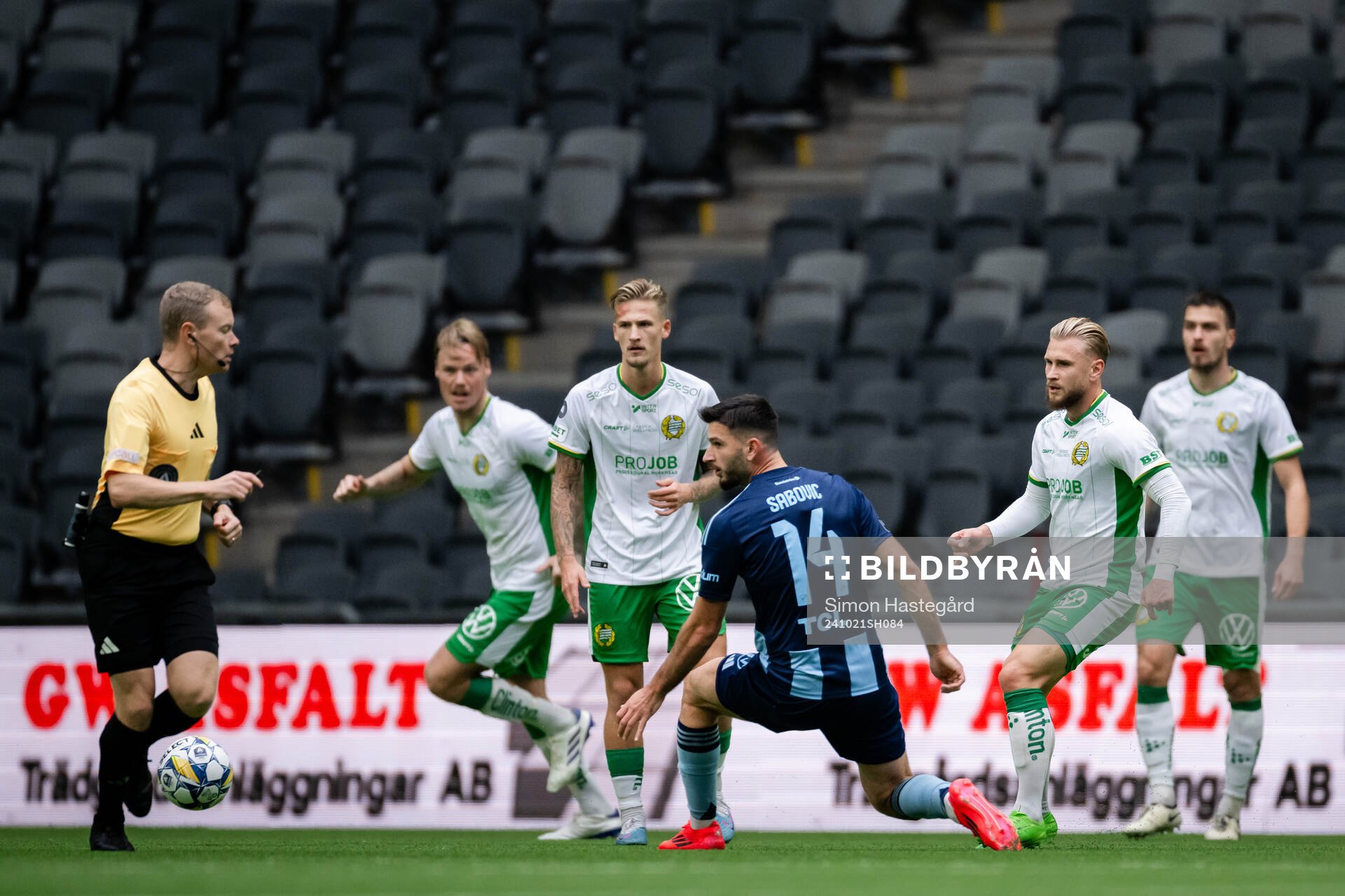 Djurgårdens Besard Sabovic och Hammarbys Simon Strand