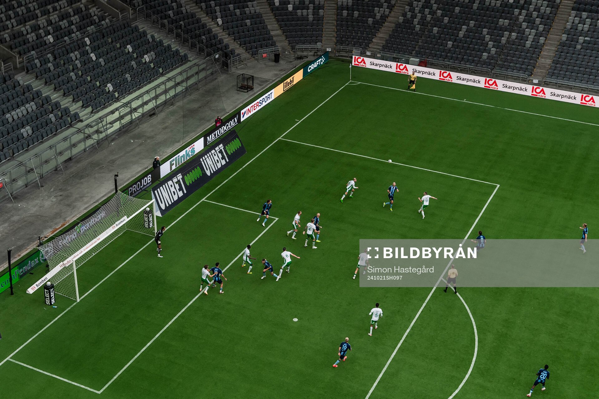 Spel inför tomma läktare under fotbollsmatchen i Allsvenskan mellan Hammarby och Djurgården den 21 oktober 2024 i Stockholm. 