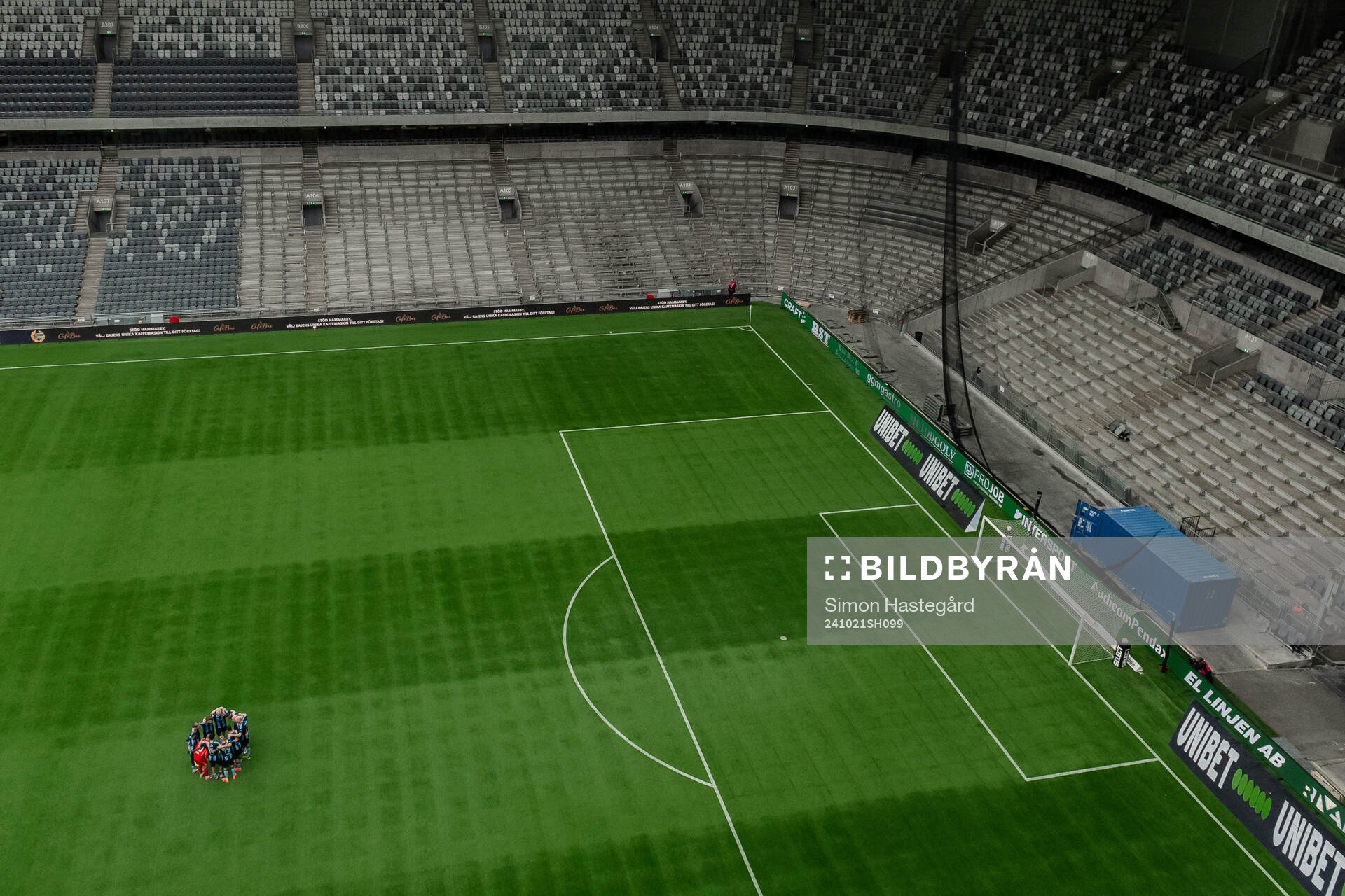 Djurgårdens spelare samlade inför tomma läktare under fotbollsmatchen i Allsvenskan mellan Hammarby och Djurgården den 21 oktober 2024 i Stockholm.