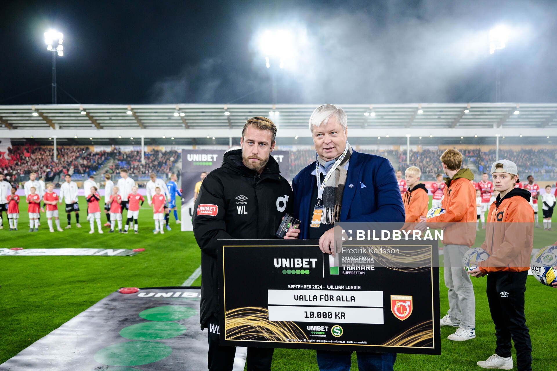 Degerfors tränare William Lundin mottar pris av Ola Rydén för ”Månades tränare” i Superettan under fotbollsmatchen i Superettan mellan Degerfors och Örebro den 22 oktober 2024 i Degerfors.