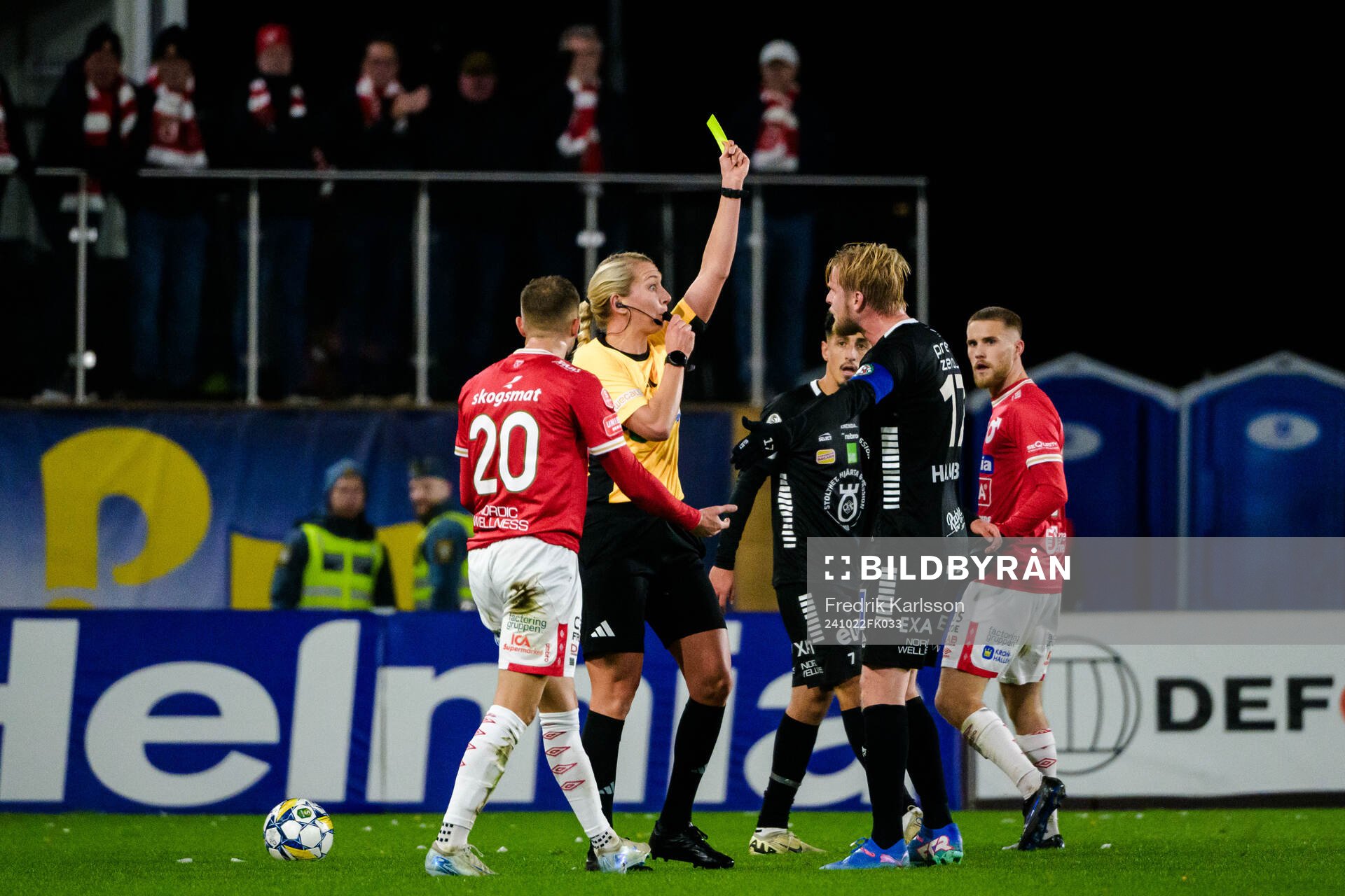Örebros Karl Holmberg tilldelas gult kort av Domare Tess