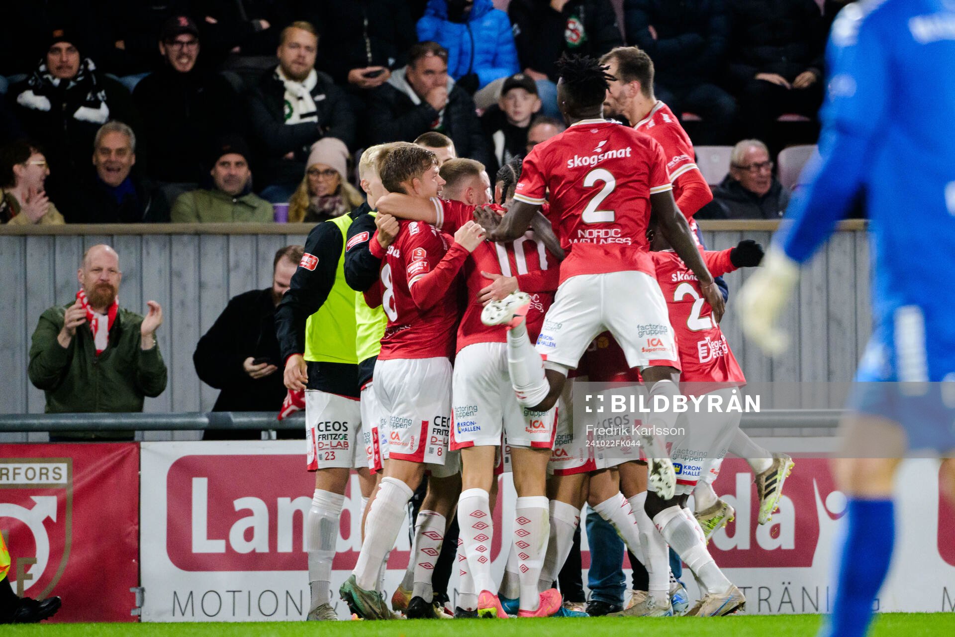 Degerfors Gustav Lindgren jublar med lagkamrater