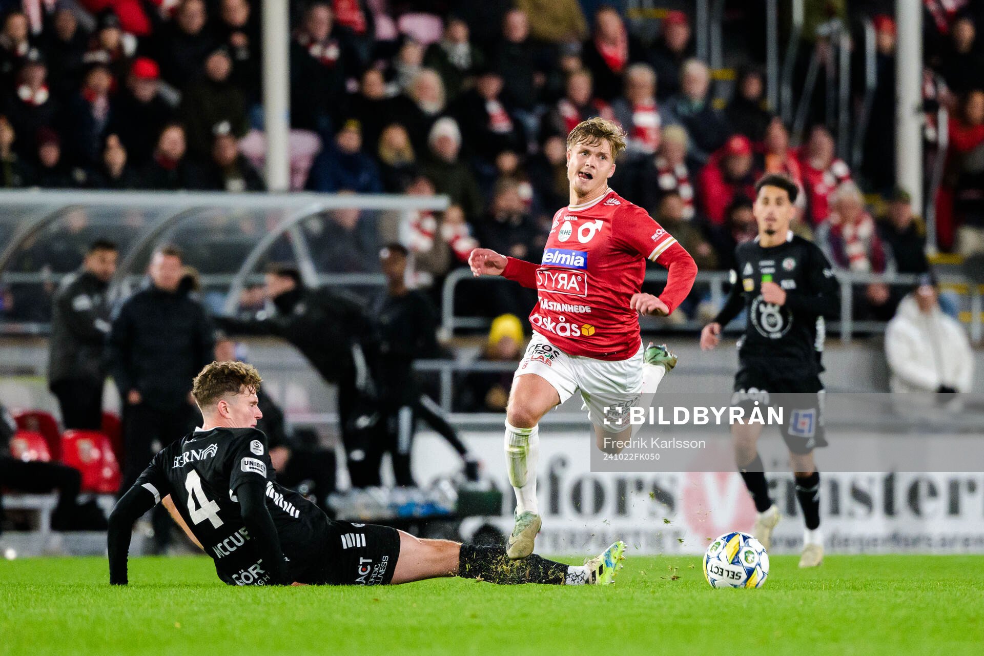 Örebros Erik McCue och Degerfors Kevin Holmén