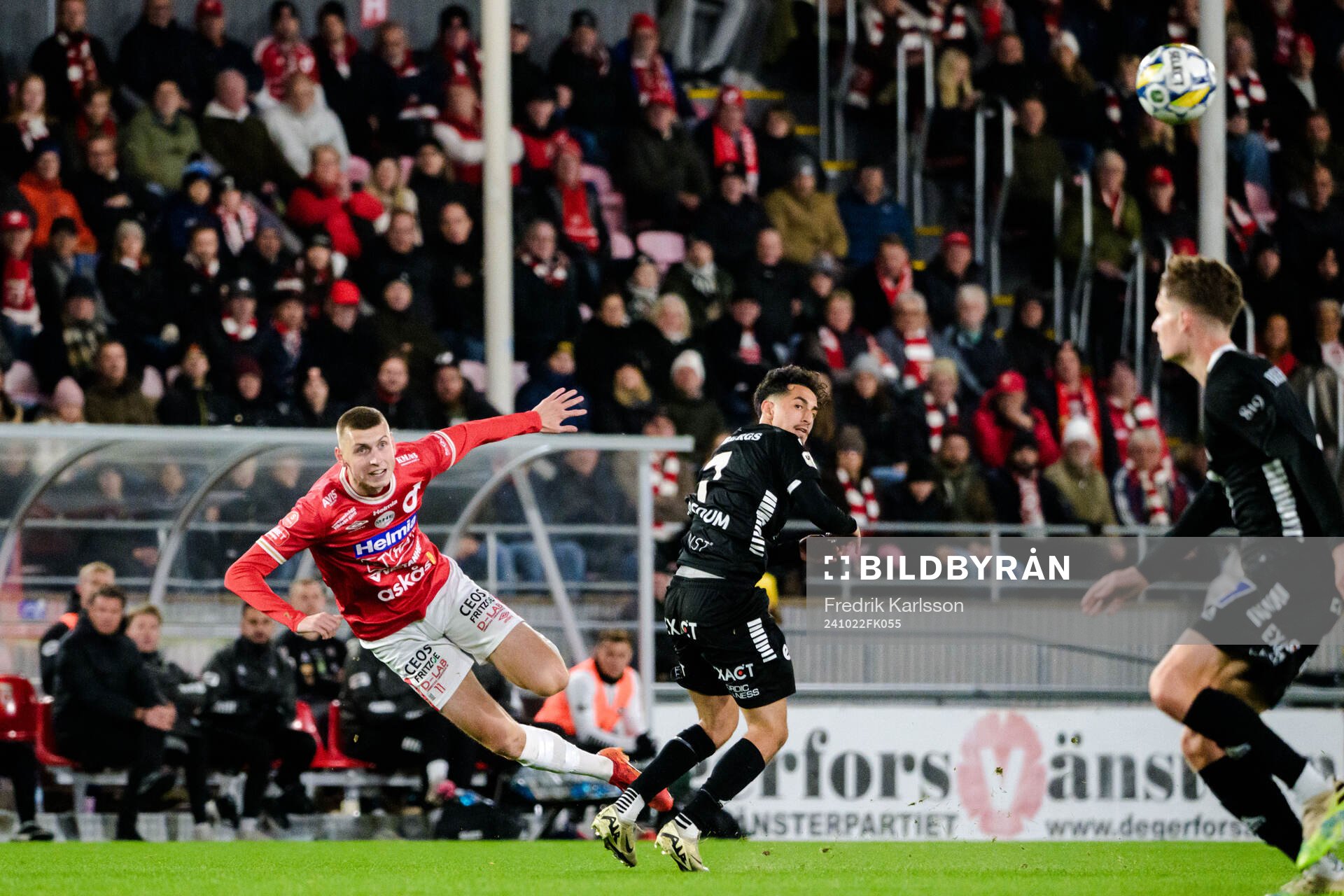 Degerfors Adi Fisic och Örebros Elias Barsoum under fotbollsmatchen i Superettan mellan Degerfors och Örebro den 22 oktober 2024 i Degerfors.