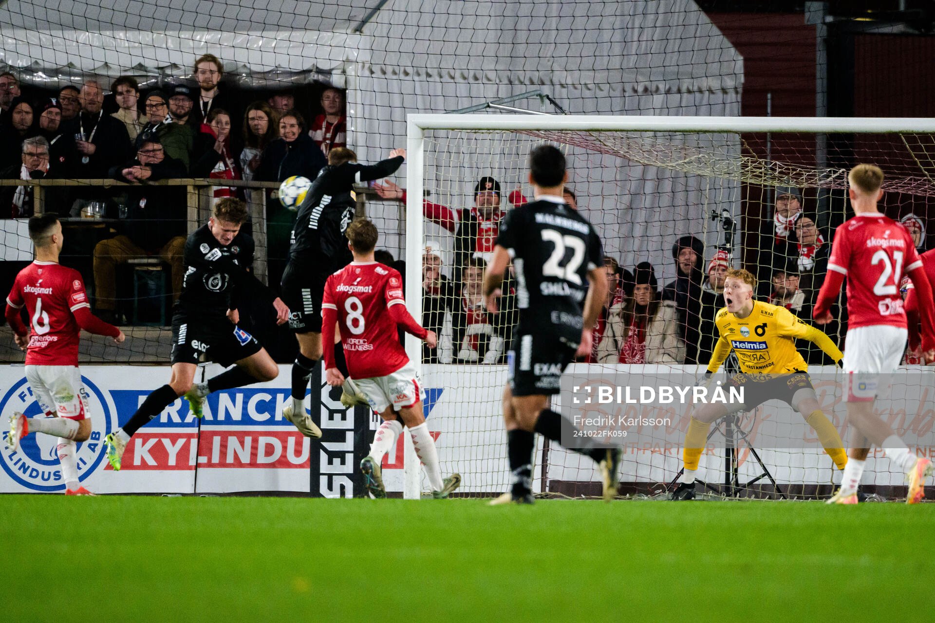 Örebros Erik McCue gör 1-1 bakom Degerfors målvakt
