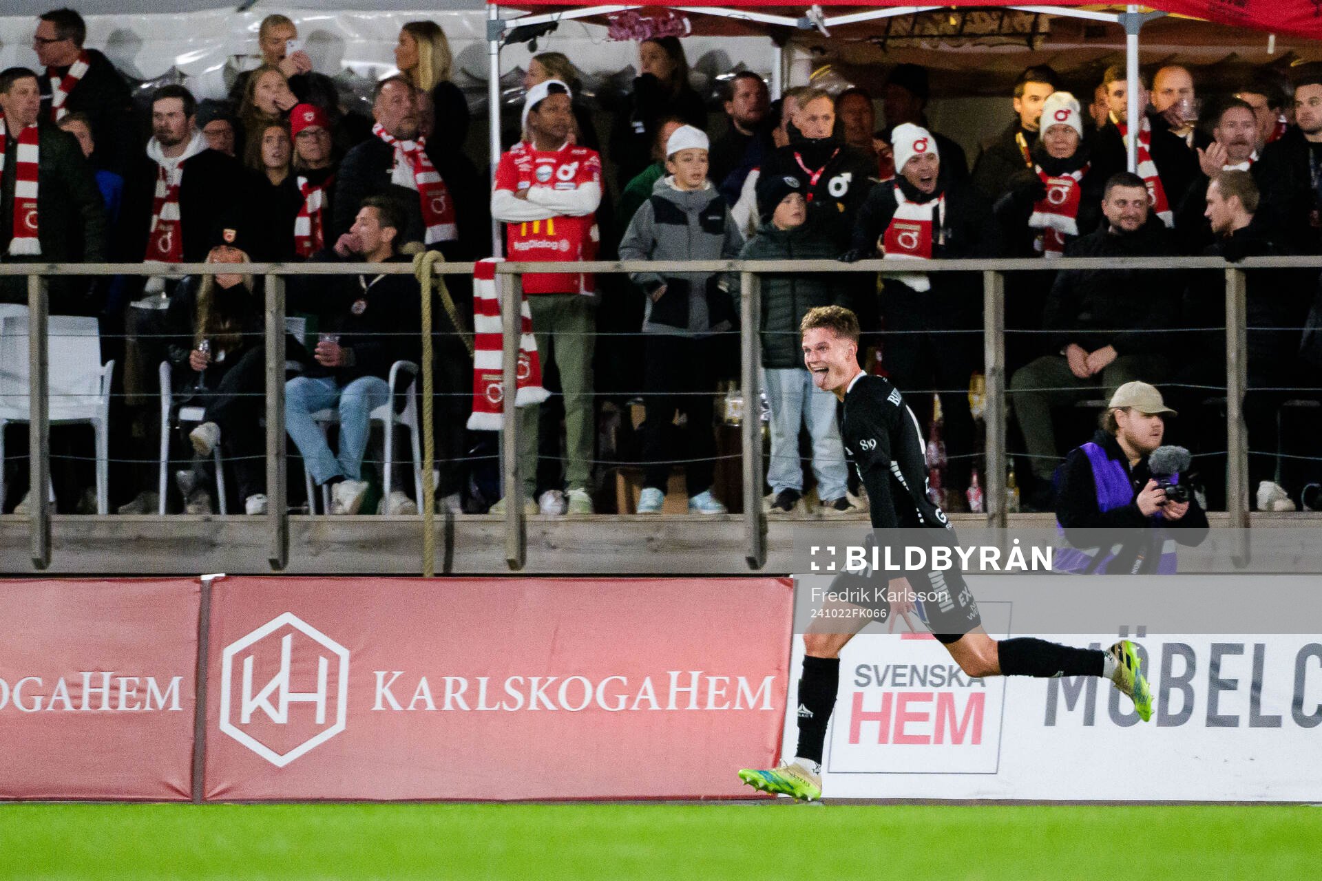 Örebros Erik McCue jublar