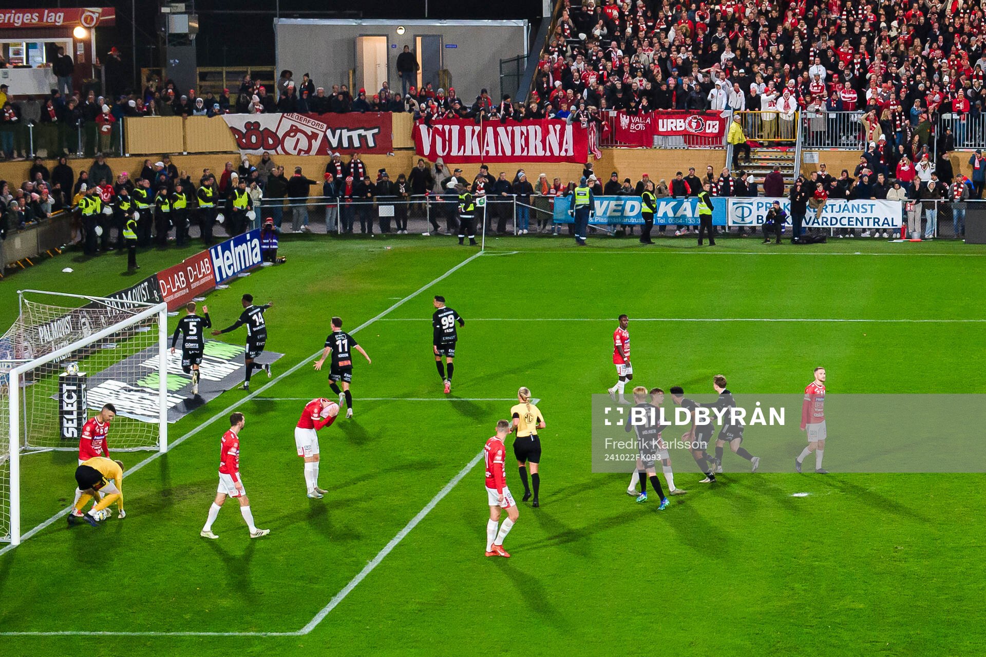 Örebros Jesper Modig jublar efter han gjort 1-2 under fotbollsmatchen i Superettan mellan Degerfors och Örebro den 22 oktober 2024 i Degerfors.