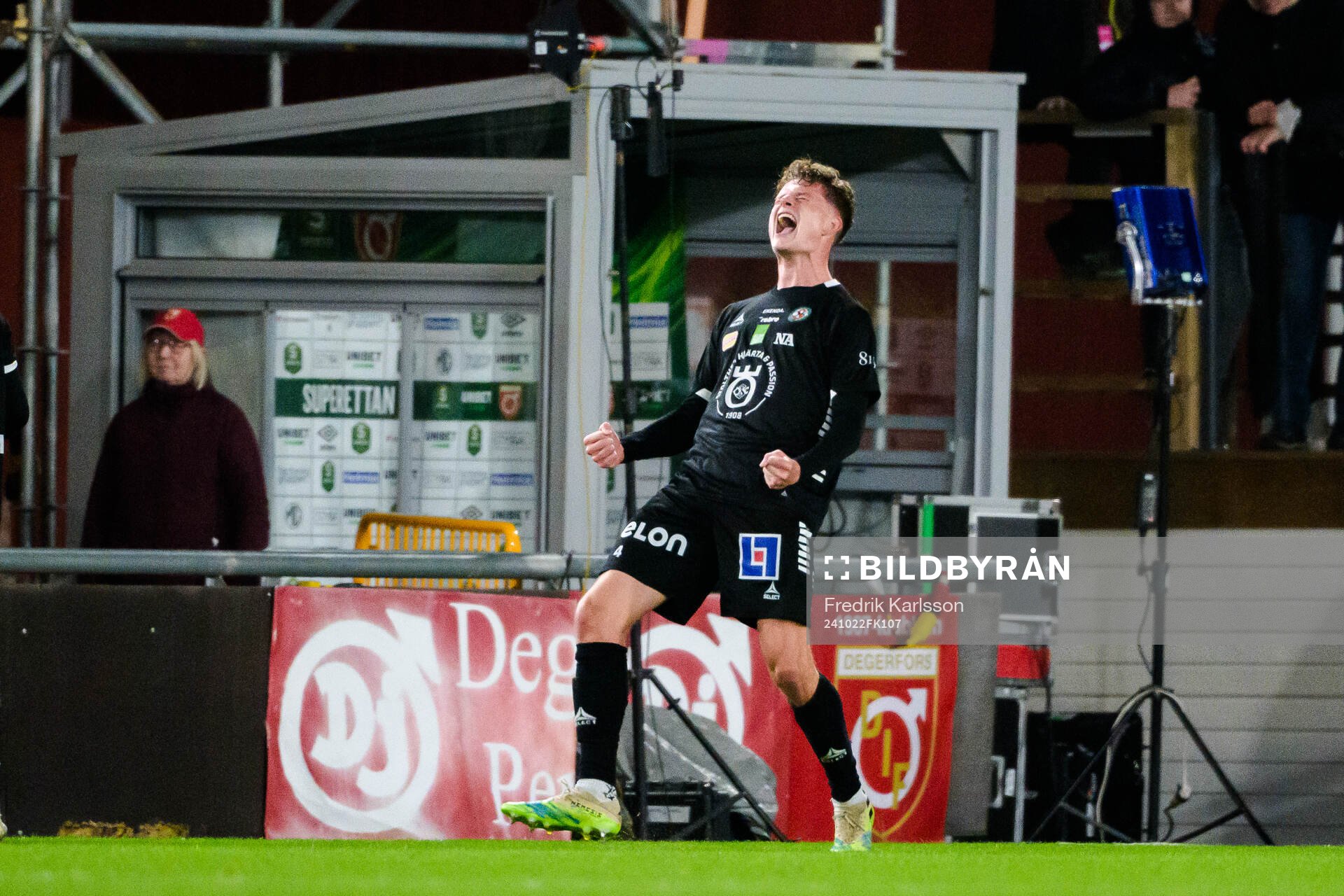 Örebros Erik McCue jublar efter 1-2 under fotbollsmatchen i Superettan mellan Degerfors och Örebro den 22 oktober 2024 i Degerfors. 