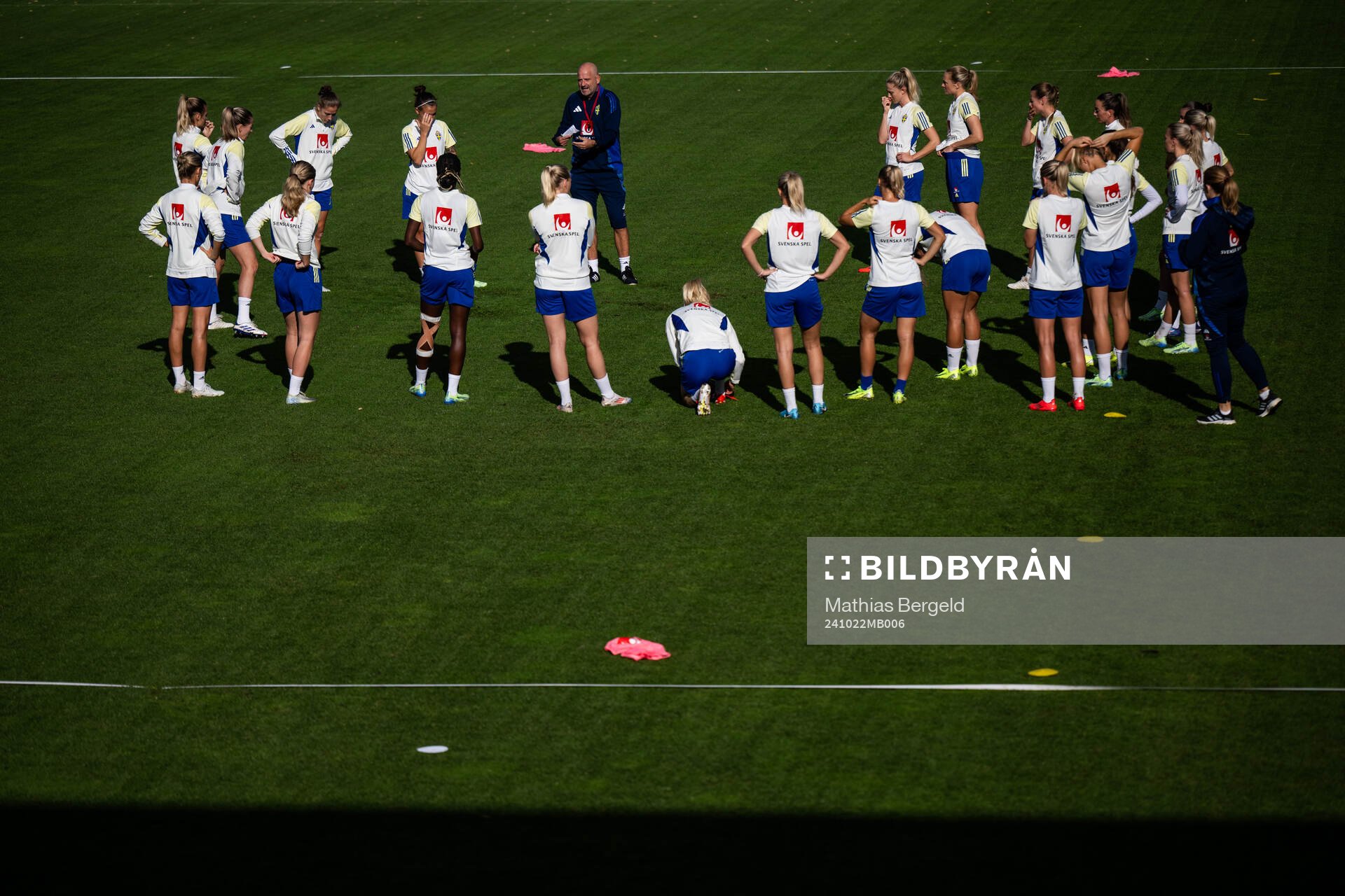 Assistant coach Magnus Wikman and players of the Swedish