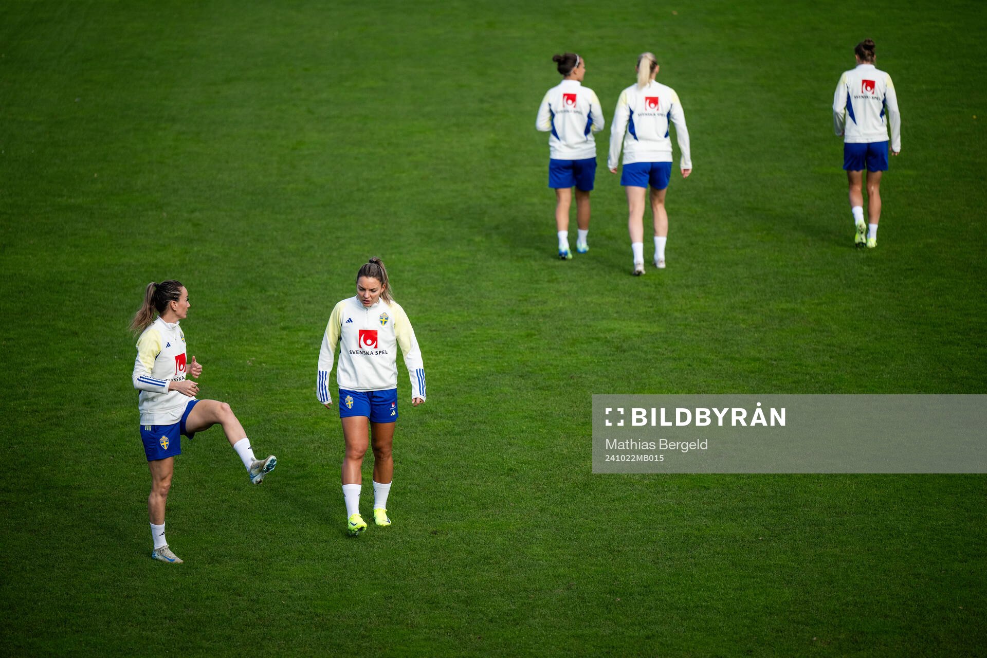 Kosovare Asllani and Johanna Rytting Kaneryd of the Swedish