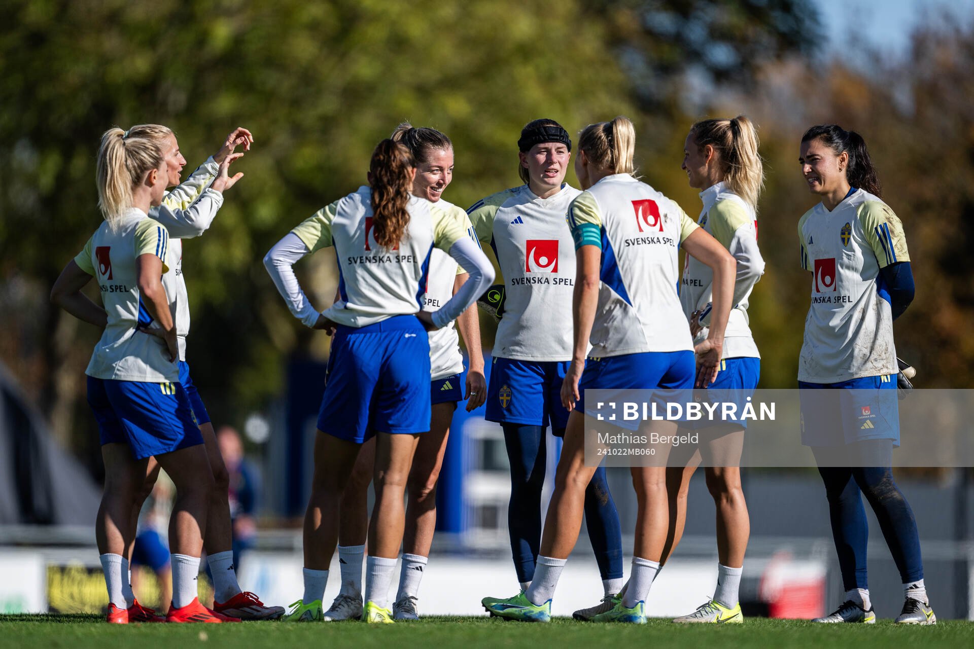 Linda Sembrant and goalkeeper Tove Enblom with team mates
