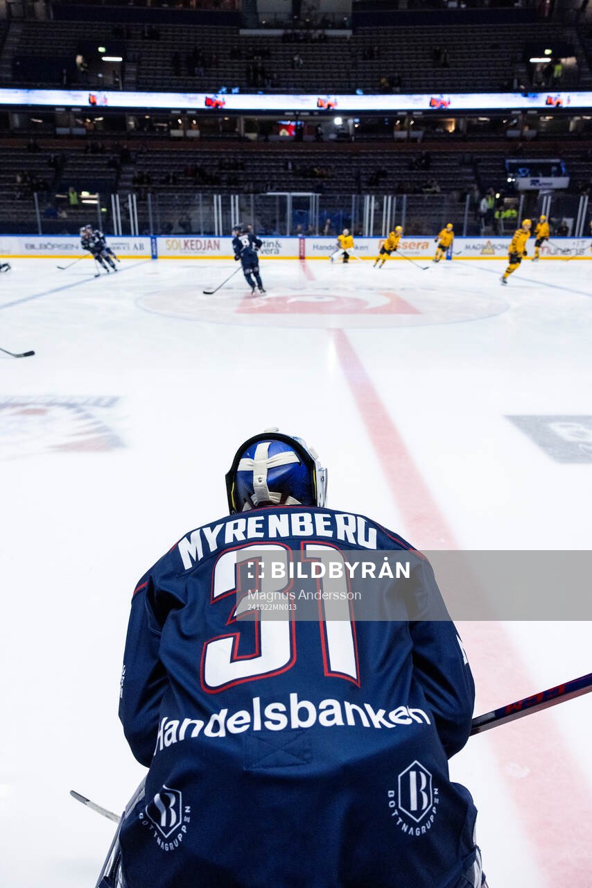 Linköpings målvakt Jesper Myrenberg på uppvärmningen