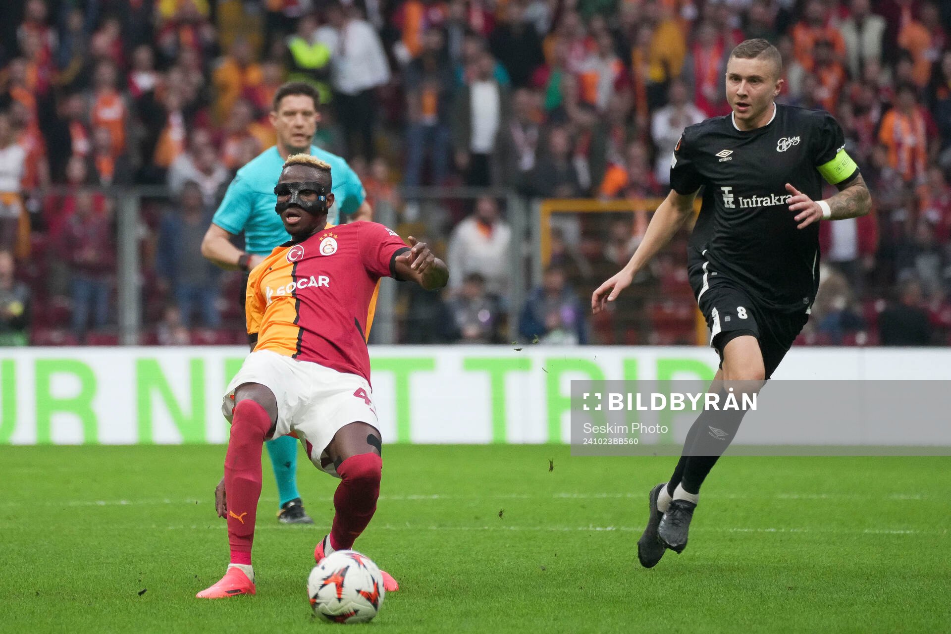 Victor Osihmen of Galatasaray and Sebastian Holmen of Elfsborg during the UEFA Europa League football match between Galatasaray and Elfsborg on October 23, 2024 in Istanbul.