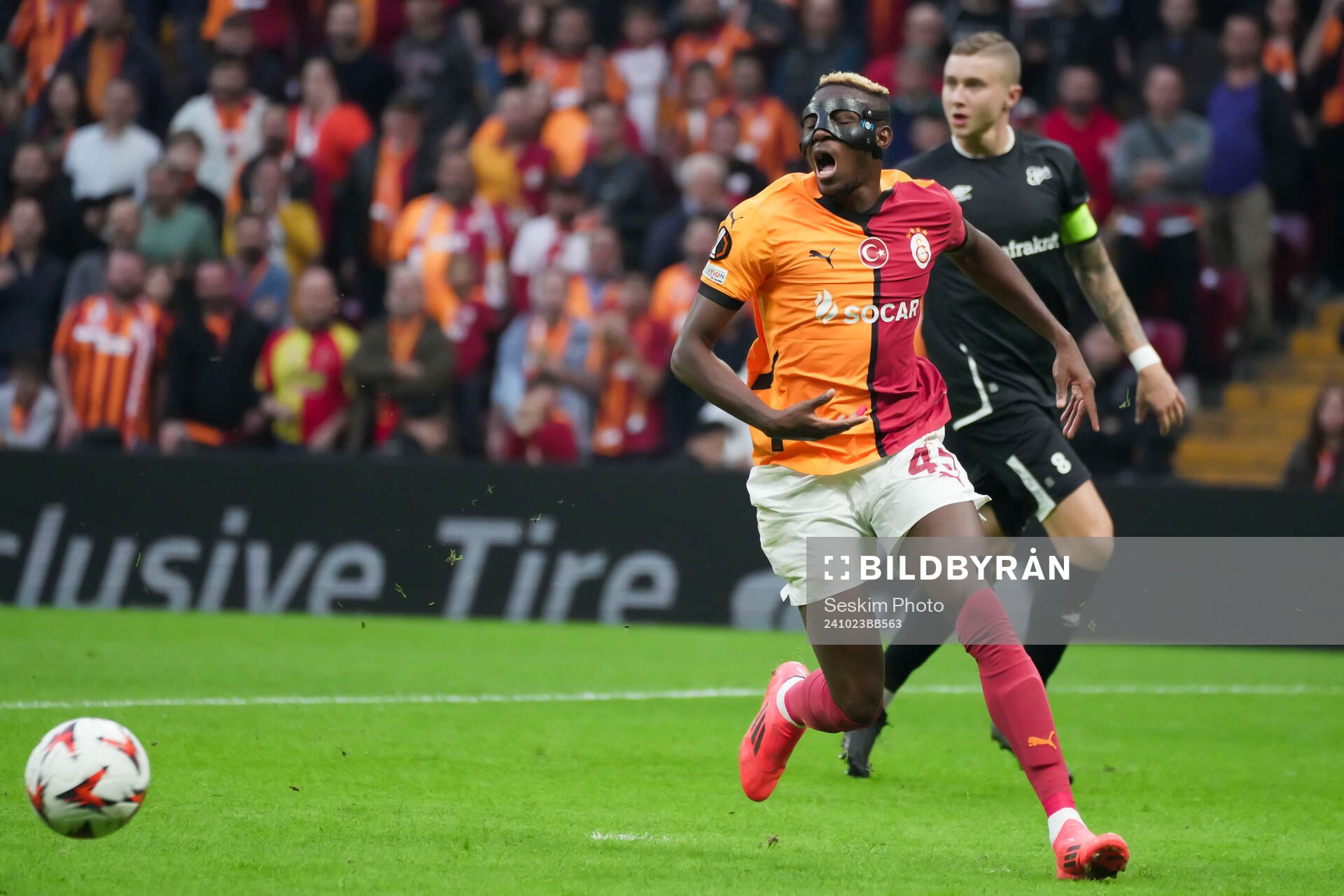Victor Osihmen of Galatasaray and Sebastian Holmen of Elfsborg during the UEFA Europa League football match between Galatasaray and Elfsborg on October 23, 2024 in Istanbul.