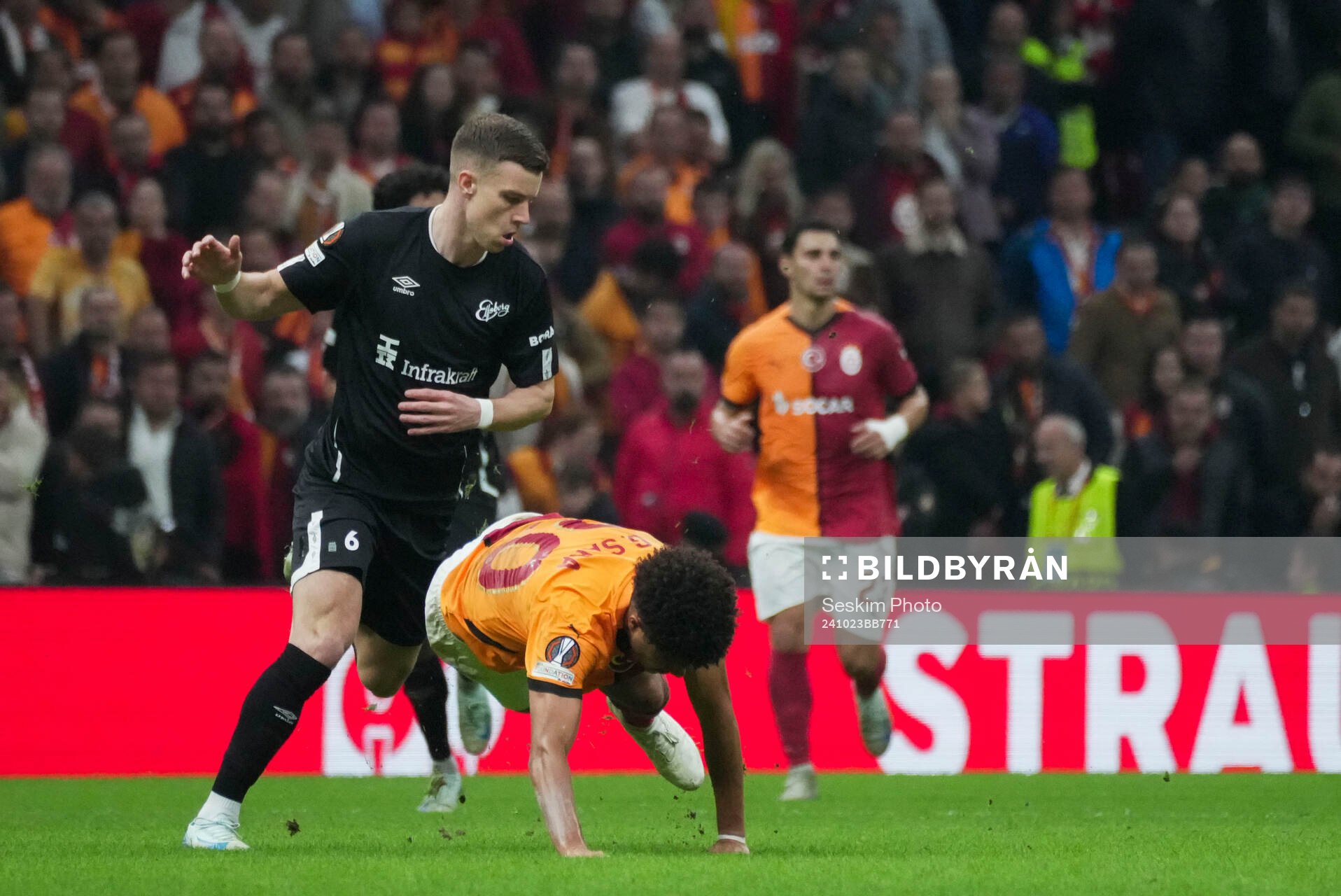 Gabriel Sara of Galatasaray and Andri Fannar Baldursson of