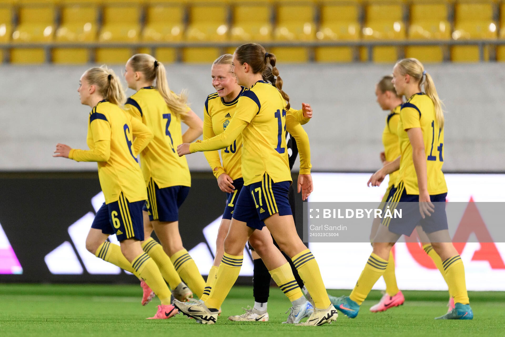 Nova Selin of Sweden celebrate the 1-0 goal with teammates