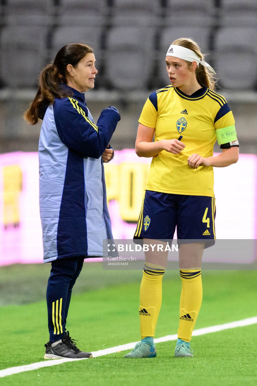 Head coach Lotta Hellenberg and Roos Huitzing of Sweden