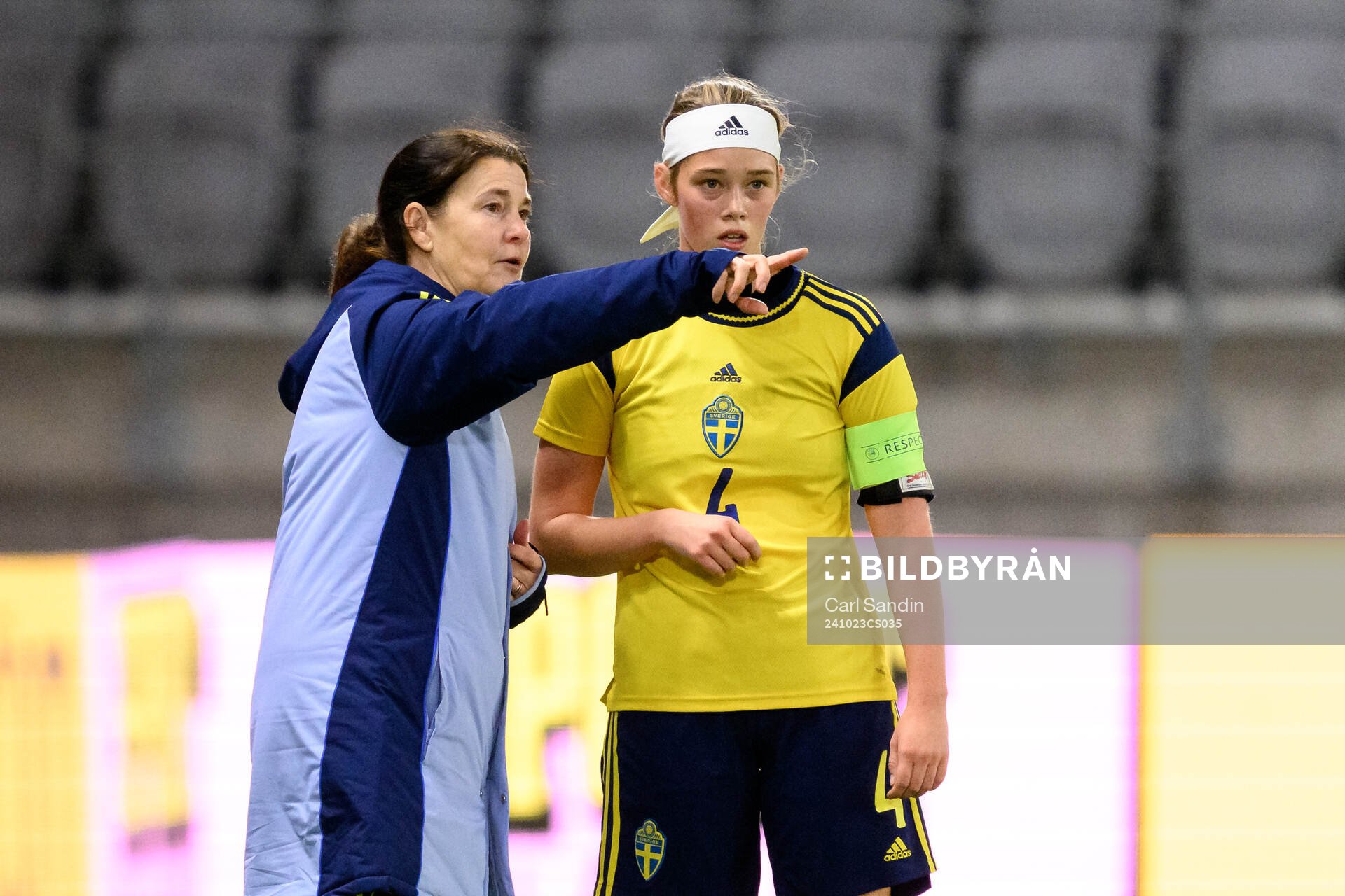 Head coach Lotta Hellenberg and Roos Huitzing of Sweden