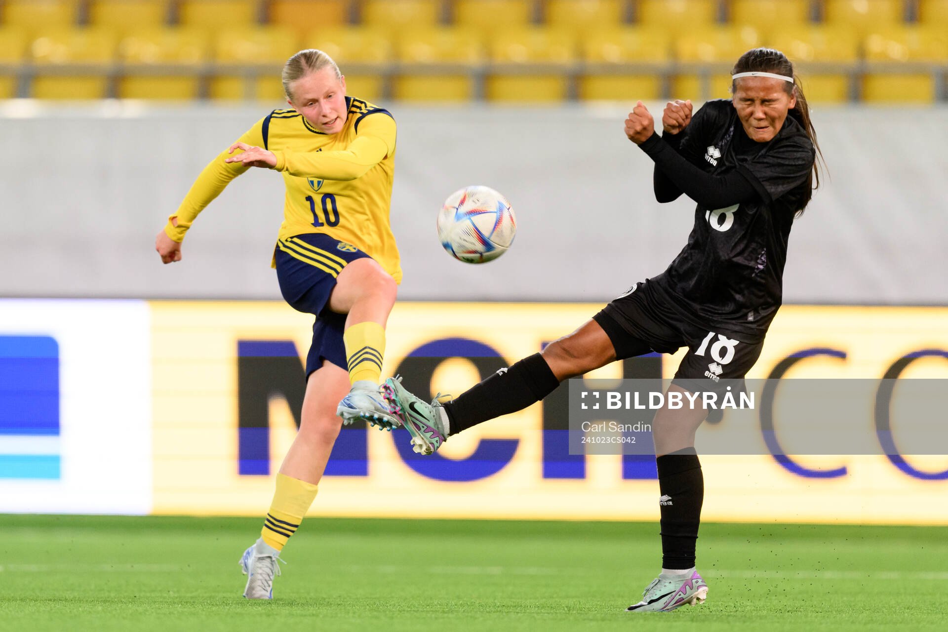 Nova Selin of Sweden and Zhibek Zhaksybay of Kazakhstan