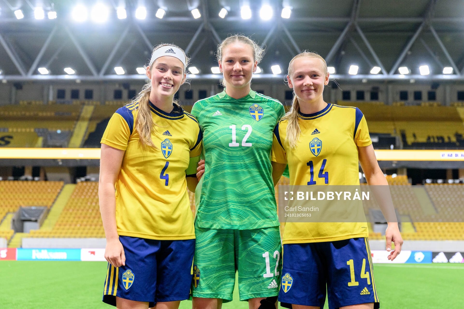 Roos Huitzing, goalkeeper Hanna Karlsson and Filippa