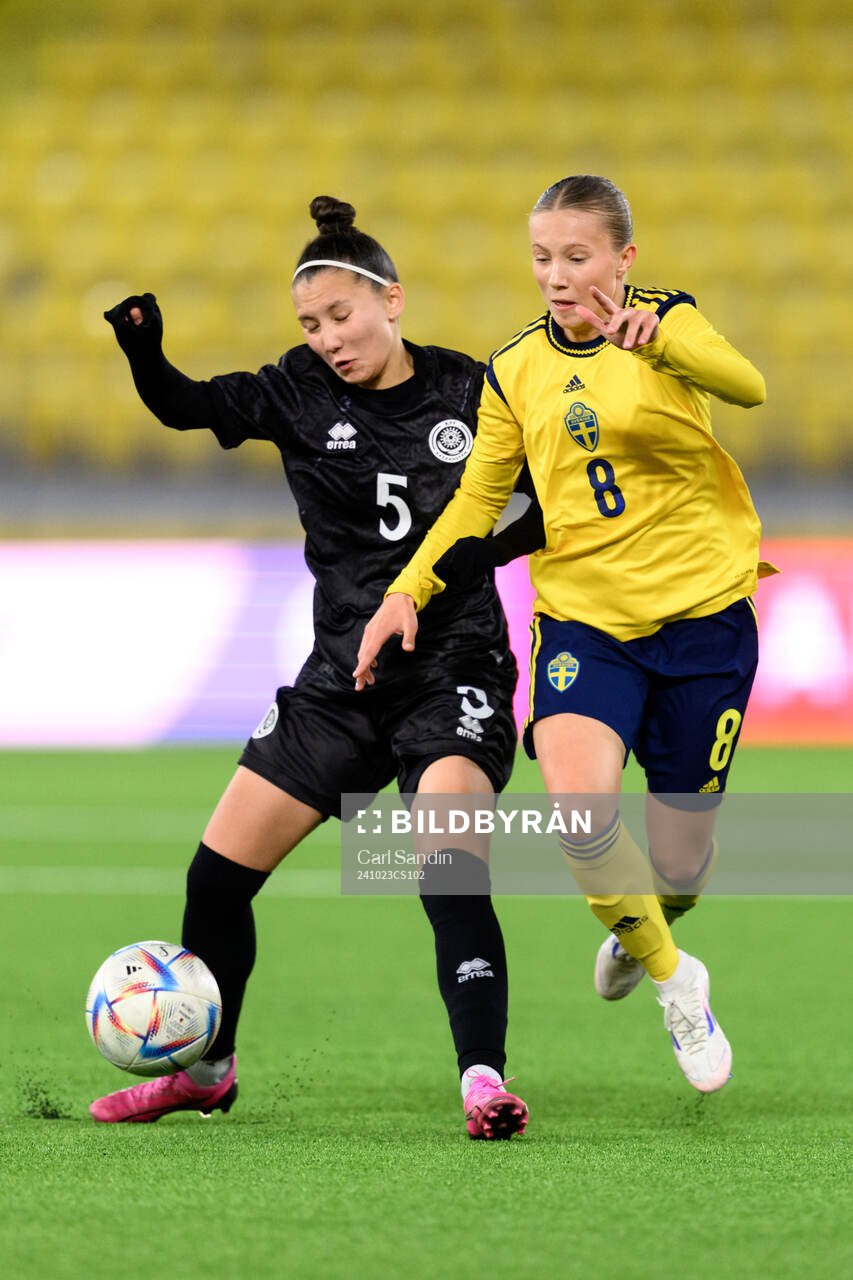 Aizada Adilbek of Kazakhstan and Fanny Peterson of Sweden