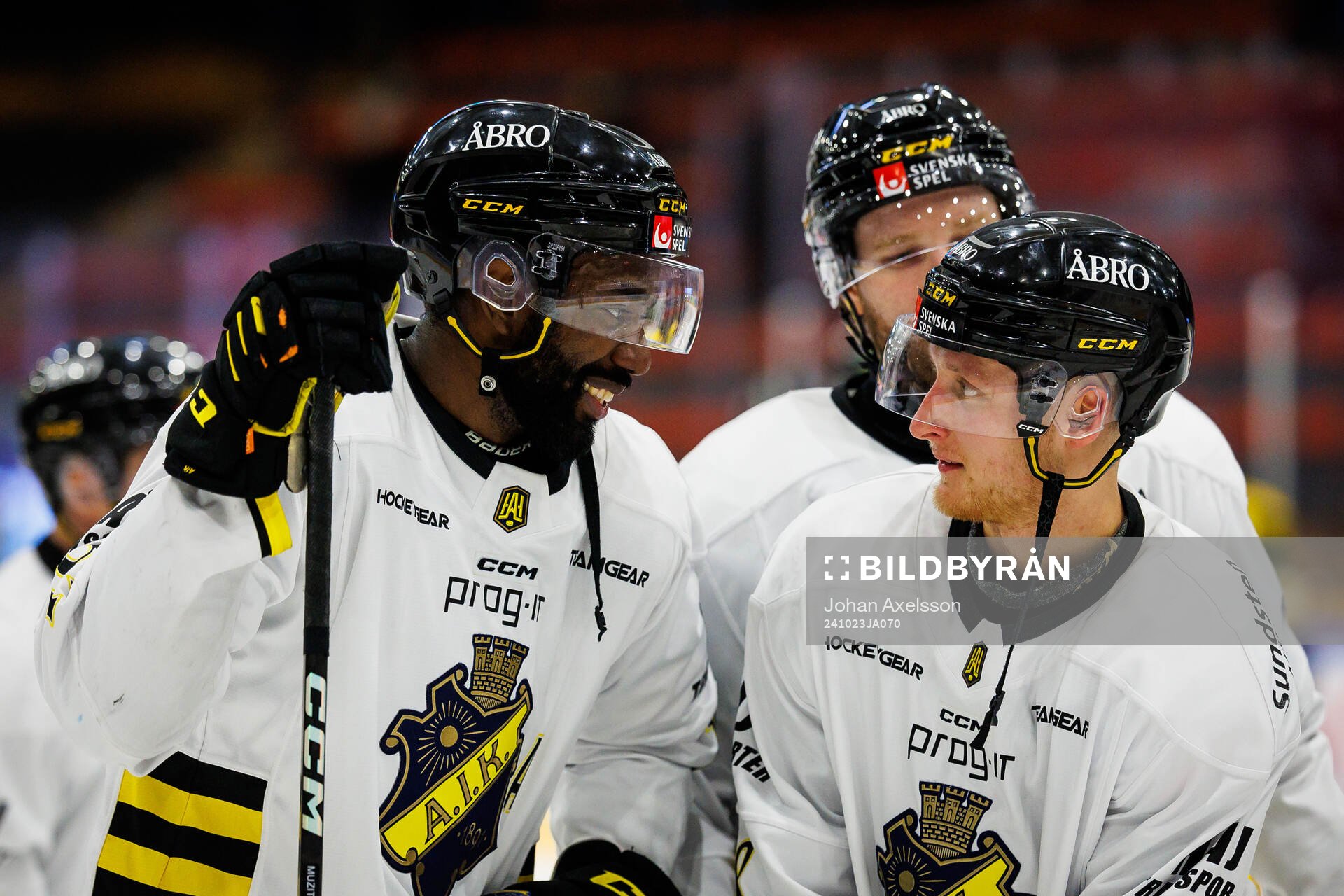 AIKs Daniel Muzito-Bagenda och Oskar Magnusson jublar