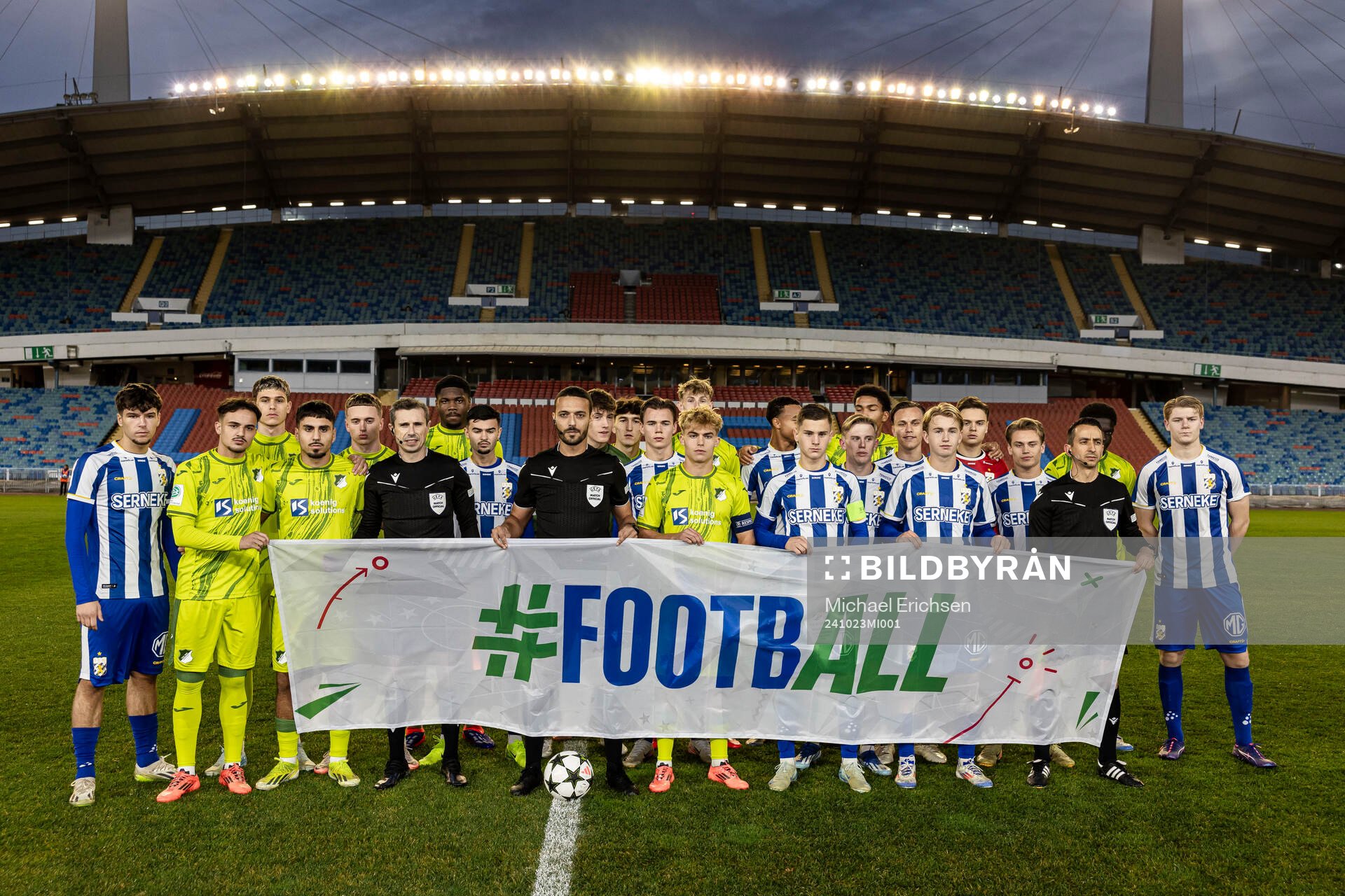 The players from both team pose for a photo