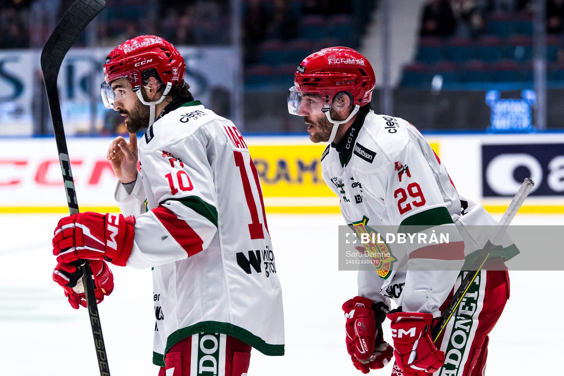 Moras Max Martin och Johan Persson jublar