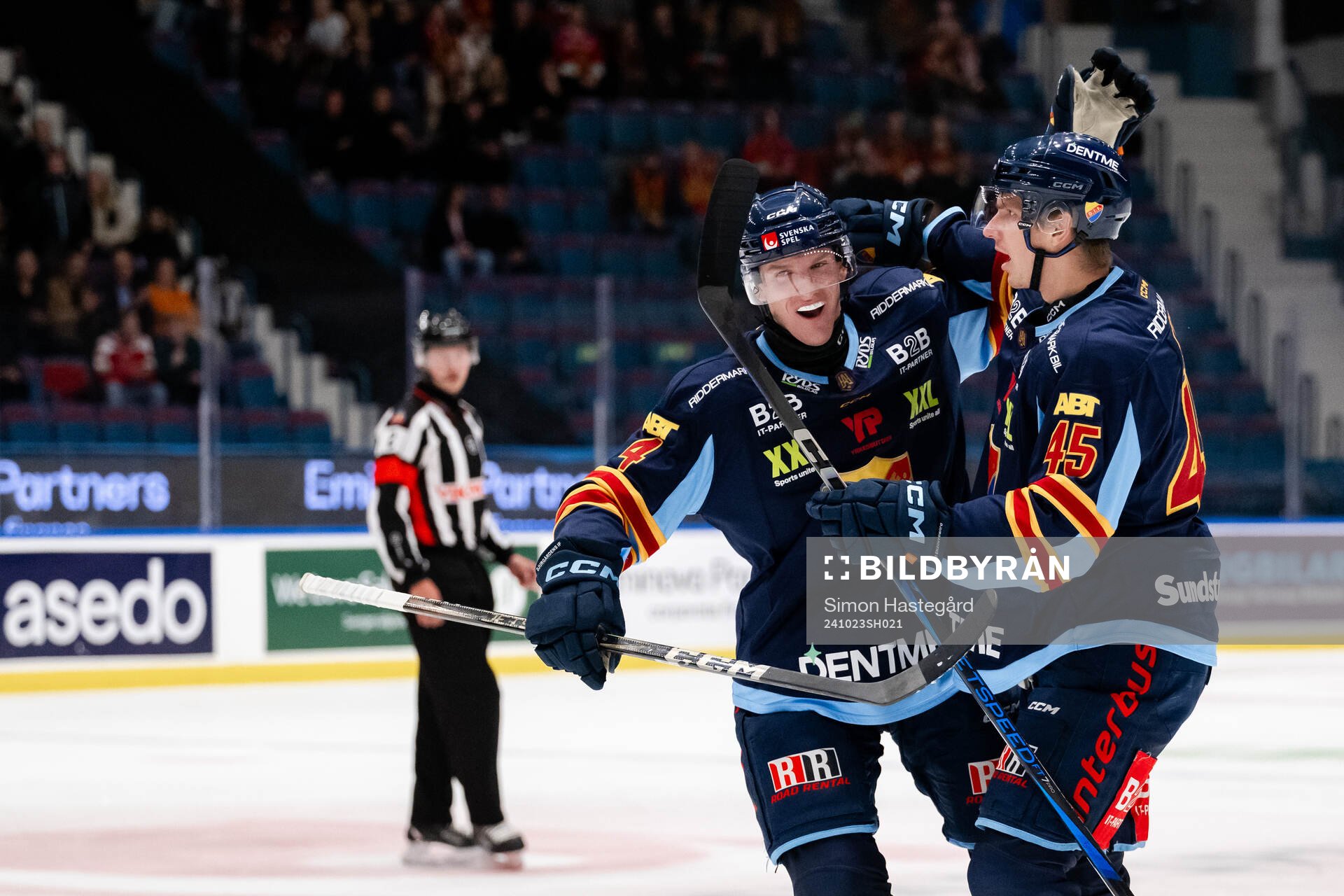 Djurgårdens Edvin Hammarlund och Hugo Blixt jublar