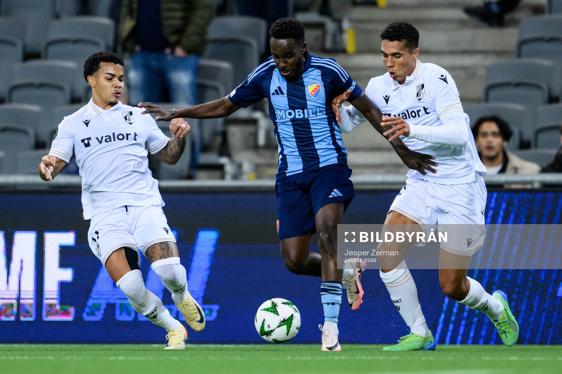 Joao Saraiva of Vitória SC and Tokmac Nguen of Djurgården