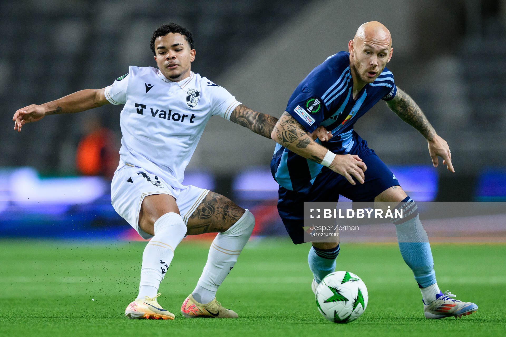 Kaio César of Vitória SC and Magnus Eriksson of
