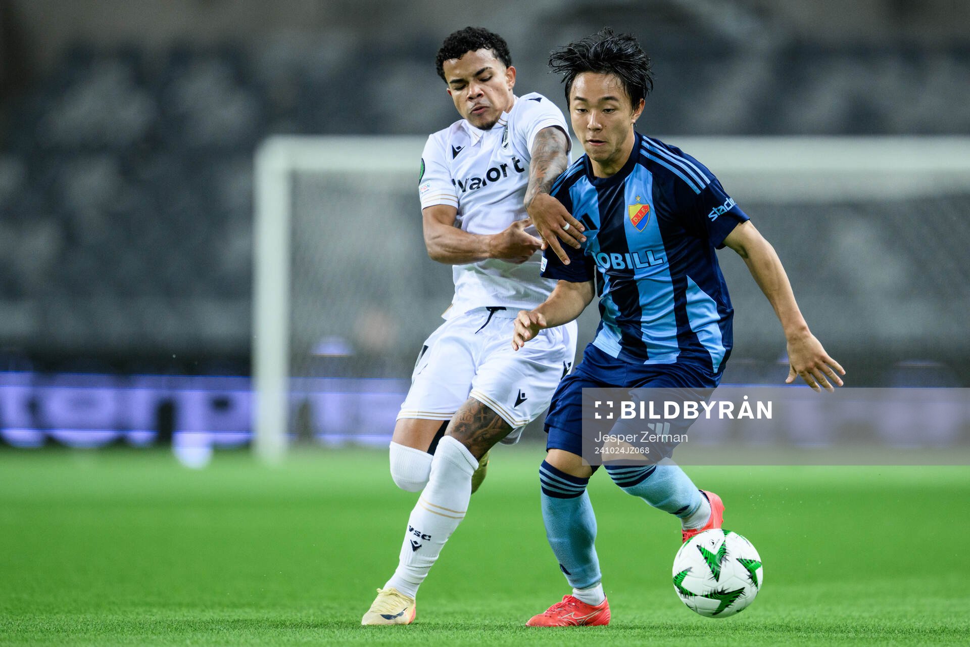 Kaio César of Vitória SC and Keita Kosugi of Djurgården