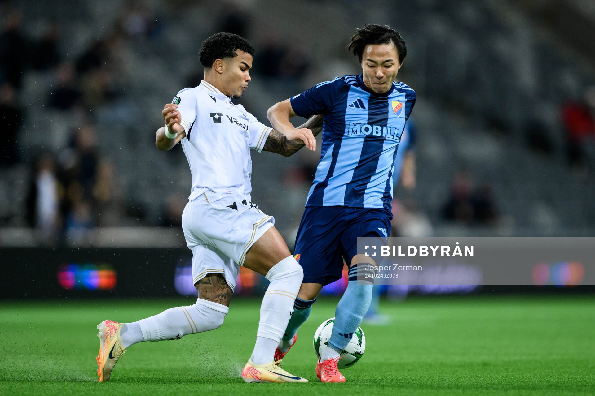 Kaio César of Vitória SC and Keita Kosugi of Djurgården