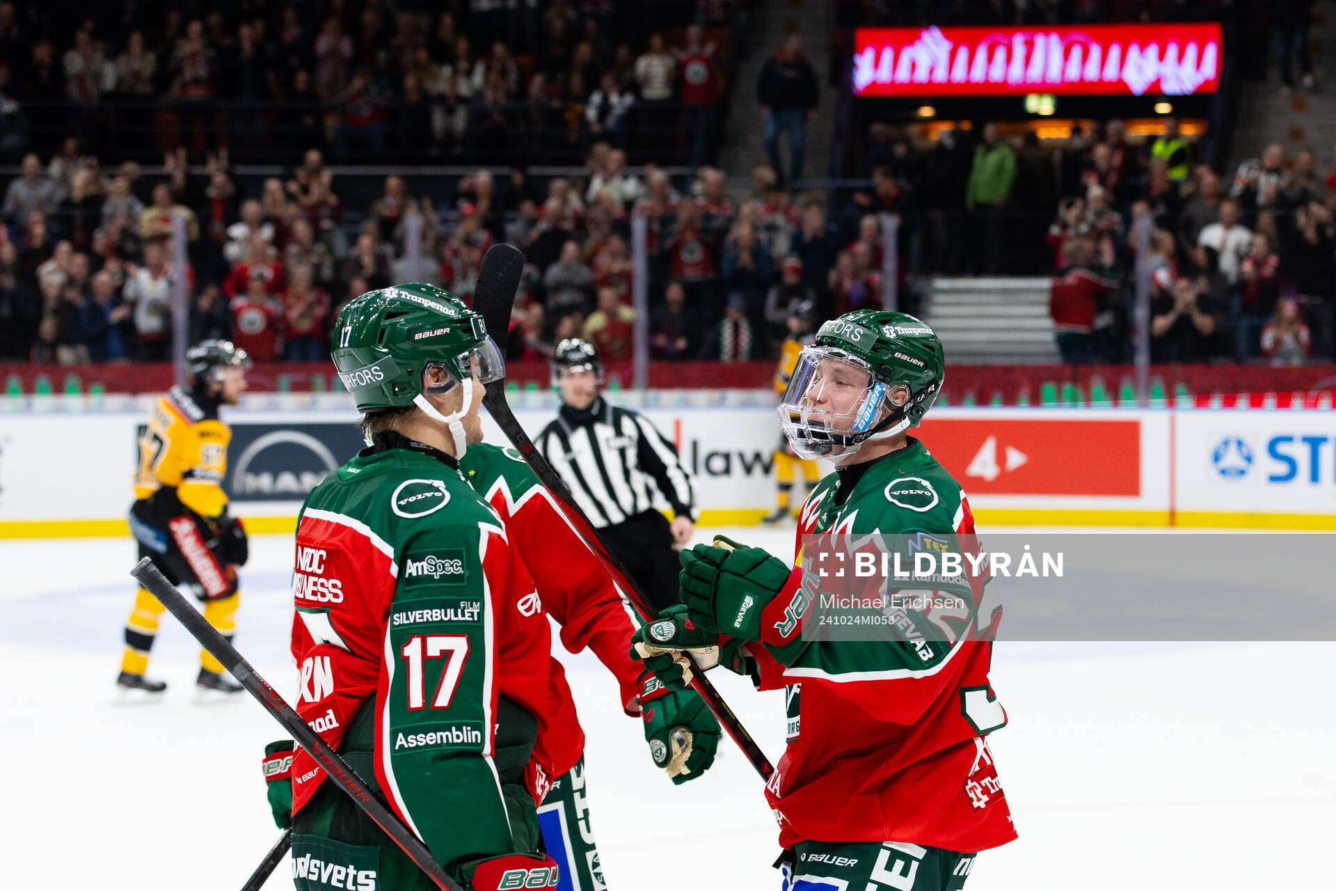 Frölundas Noah Hasa jublar ihop med Isac Born