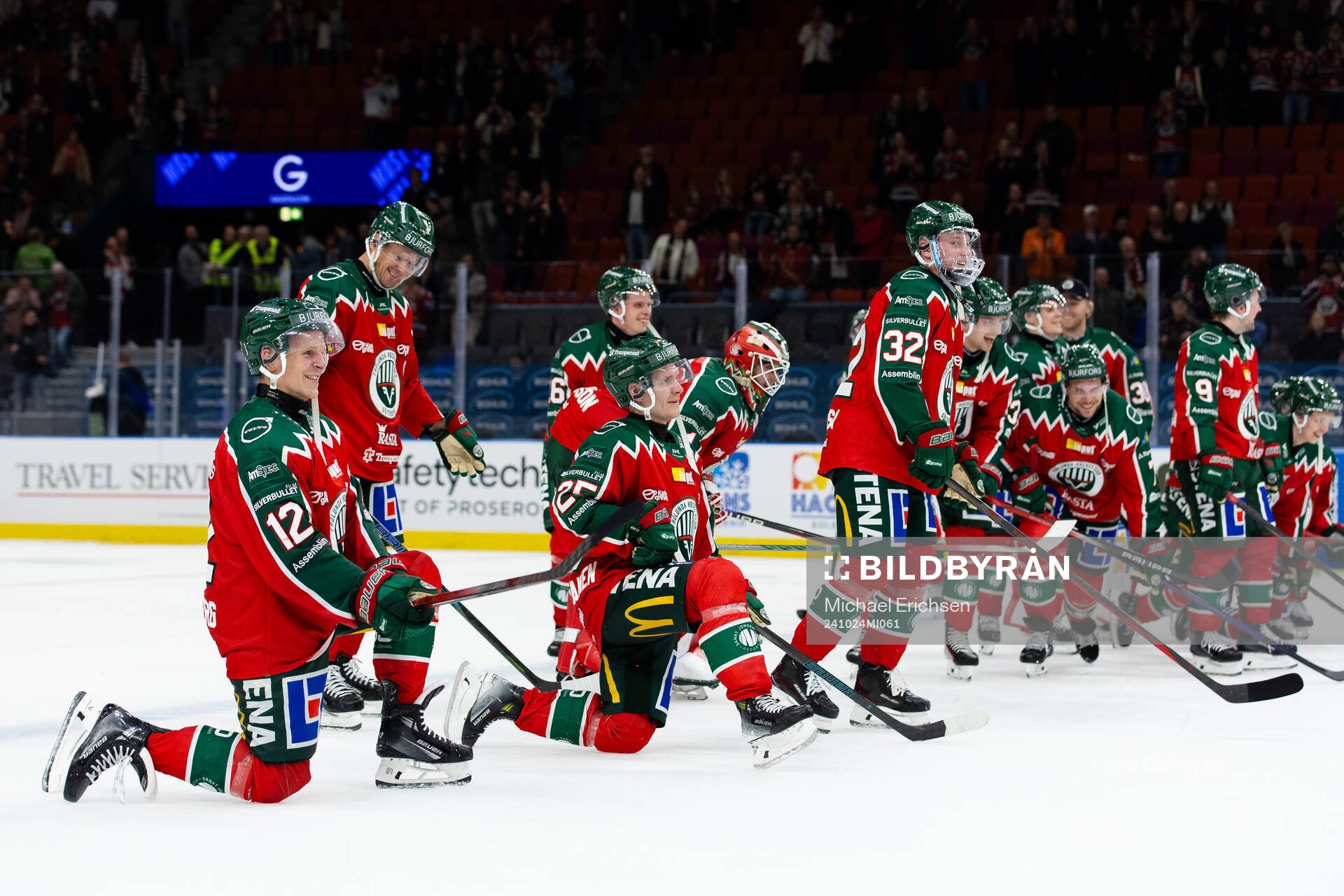 Frölundas spelare firar framför klacken