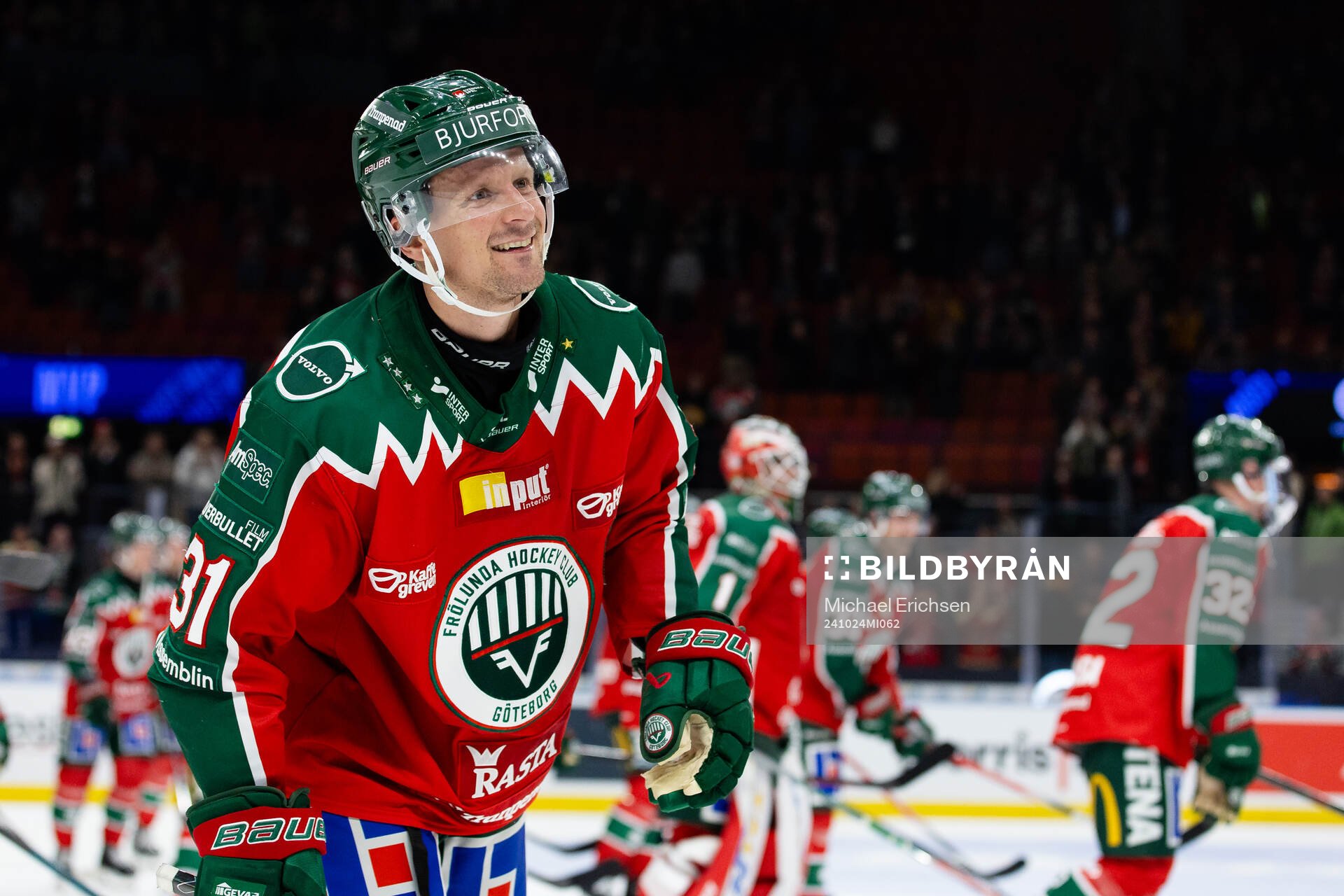 Frölundas Nicklas Lasu firar framför klacken