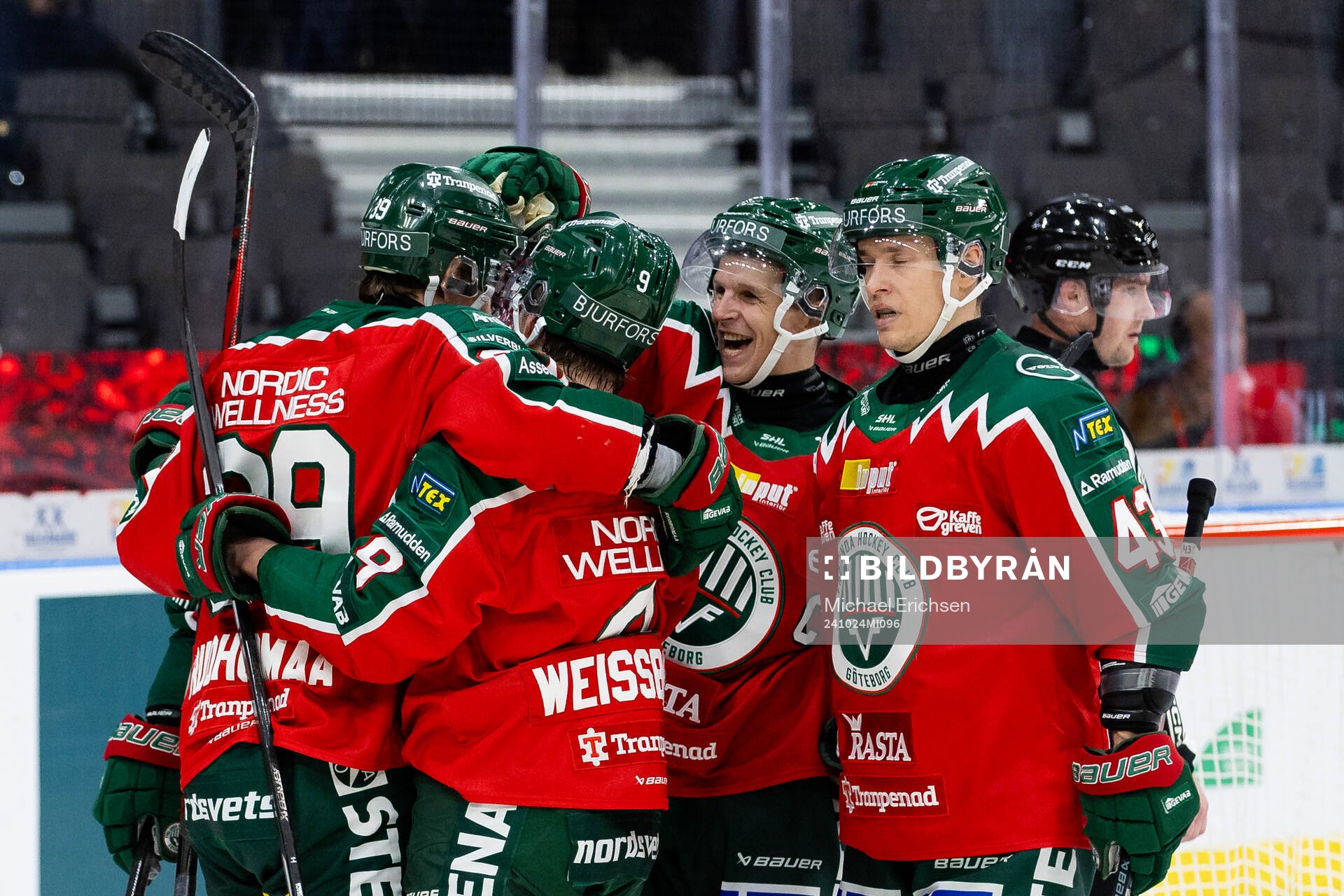 Frölundas Mikael Ruohomaa jublar med lagkamrater