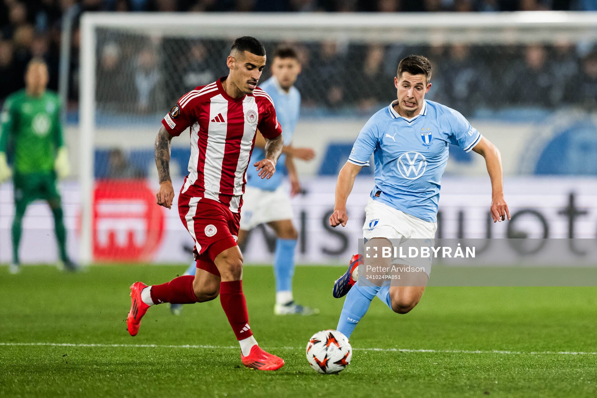 Chiquinho of Olympiacos and Lasse Berg Johnsen of Malmö FF