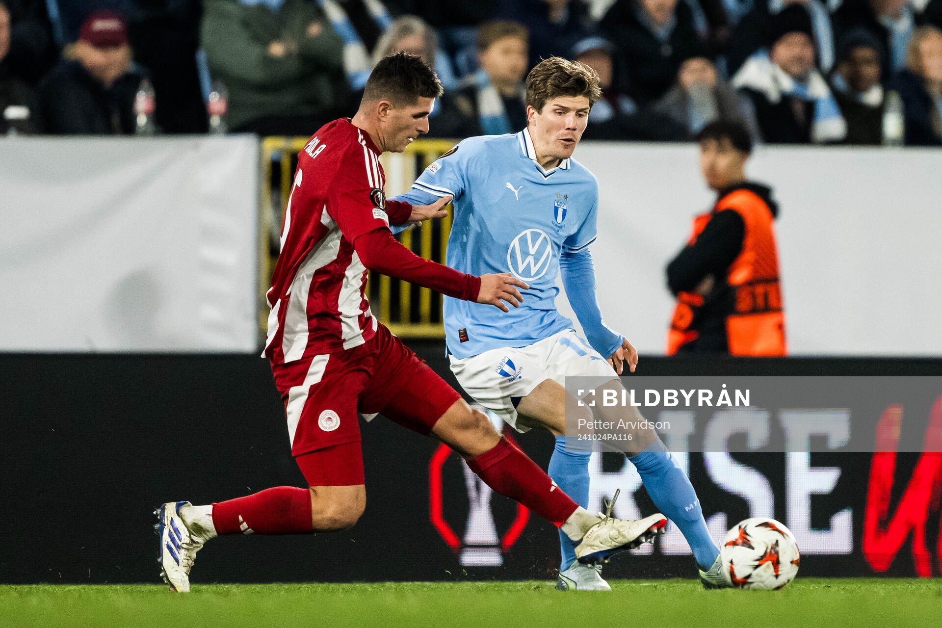 Lorenzo Pirola of Olympiacos and Oliver Berg of Malmö FF