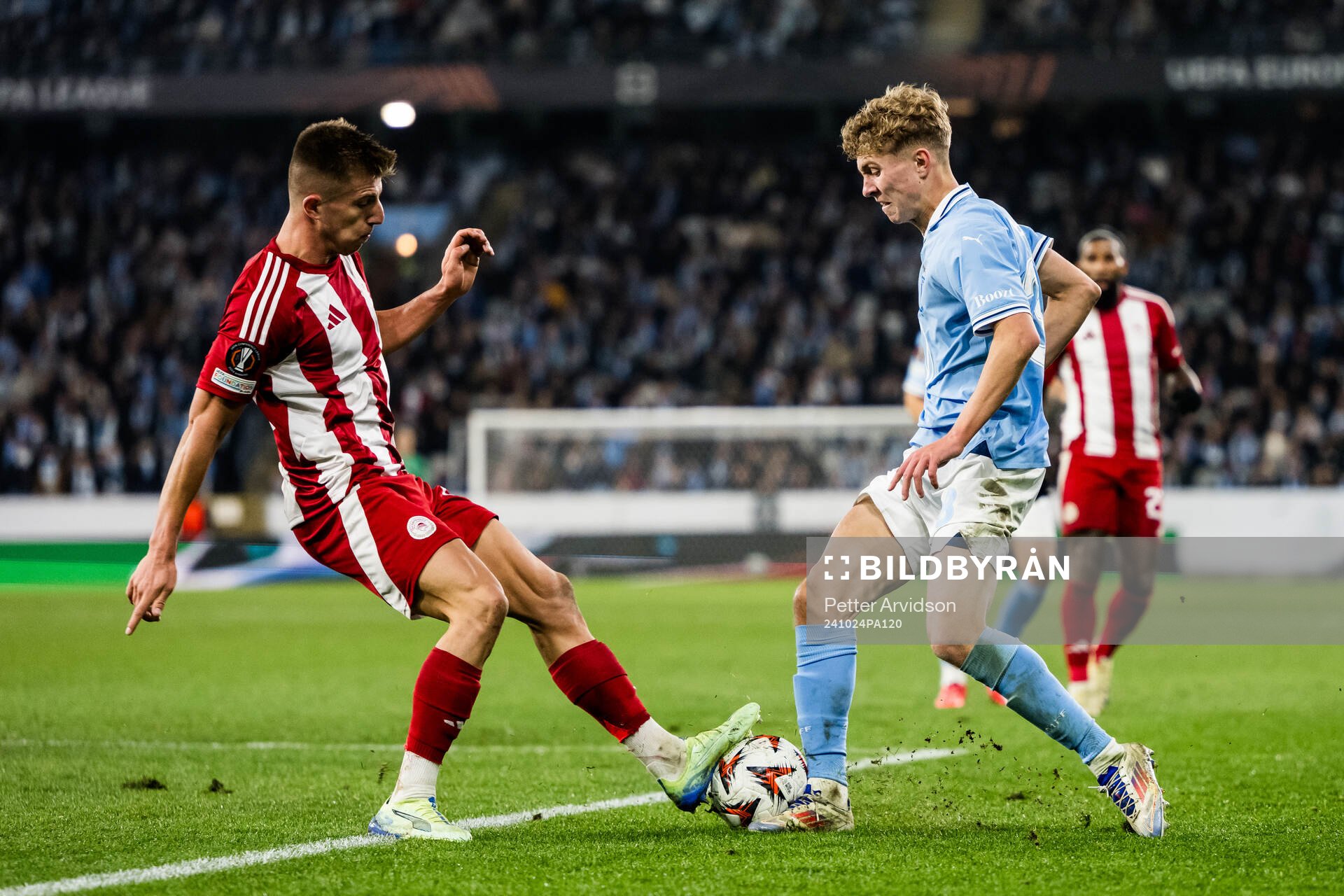 Chiquinho of Olympiacos and Colin Rösler of Malmö FF